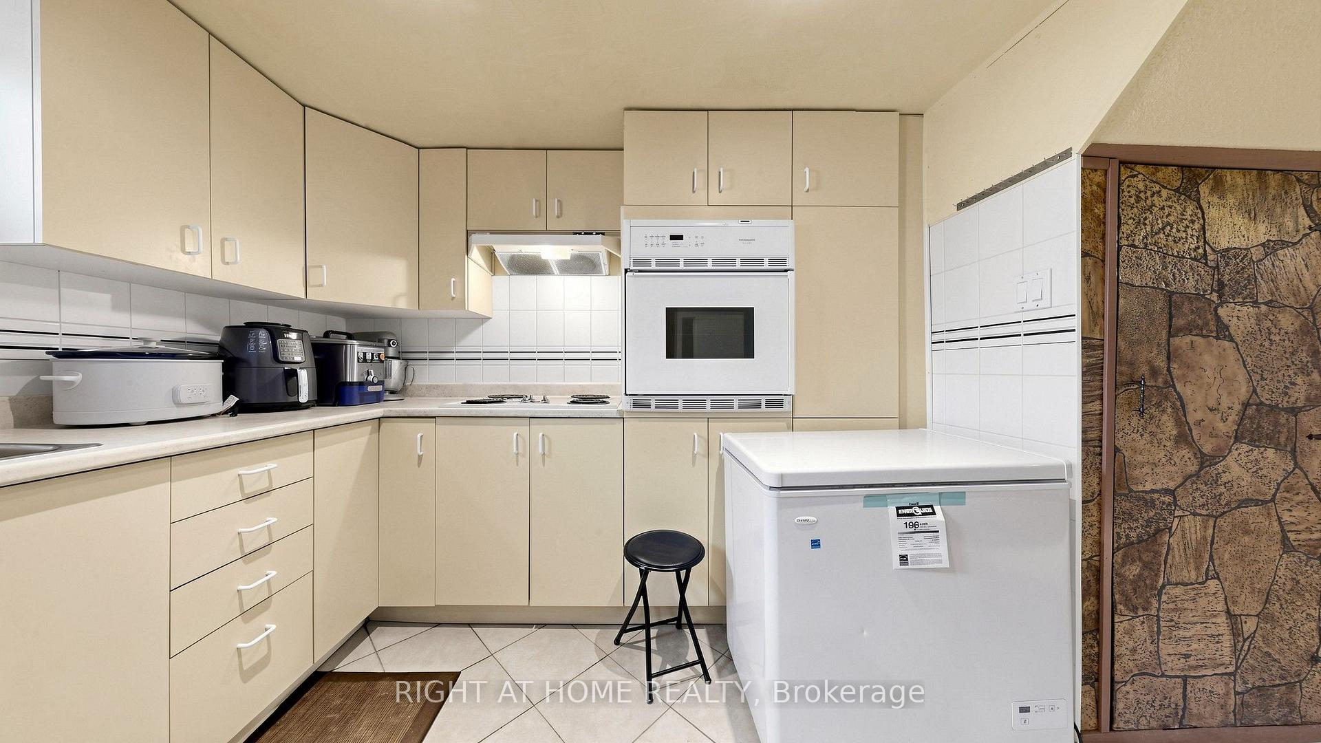Photo 25 of 22 Brigham Court, Etobicoke, Elms-Old Rexdale — HOMEH