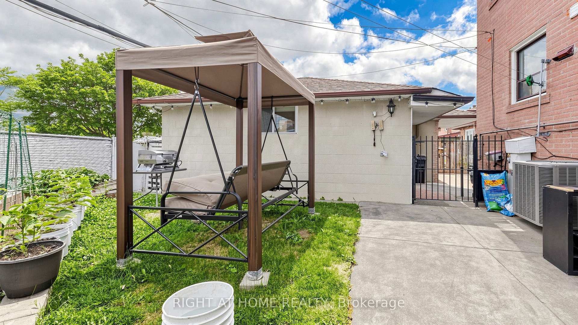 Photo 34 of 22 Brigham Court, Etobicoke, Elms-Old Rexdale — HOMEH