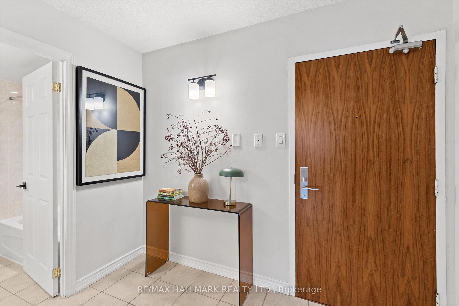 Photo 2 of Unit 1603, 914 Yonge Street, Toronto, The Annex — HOMEH