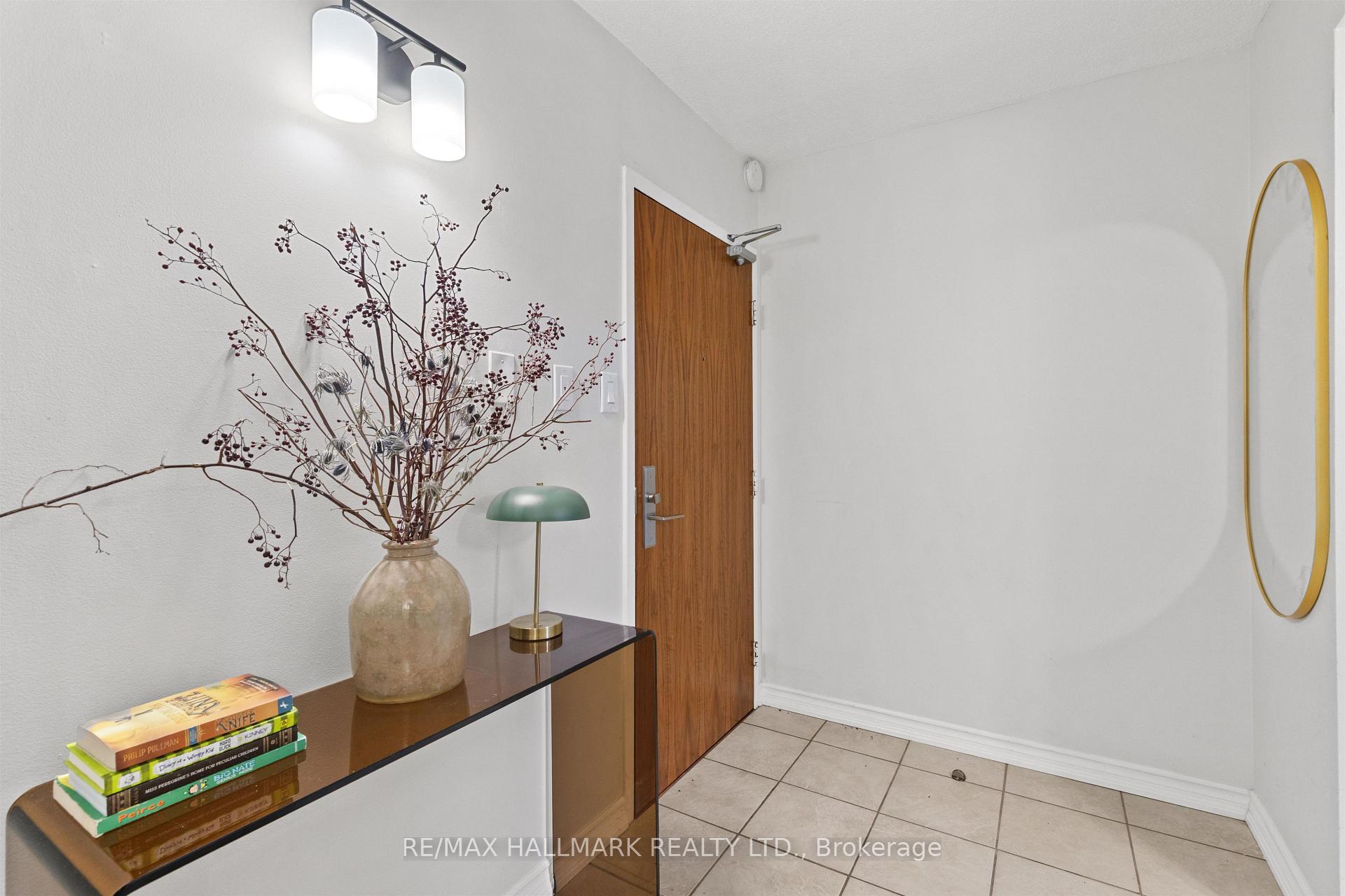 Photo 3 of Unit 1603, 914 Yonge Street, Toronto, The Annex — HOMEH