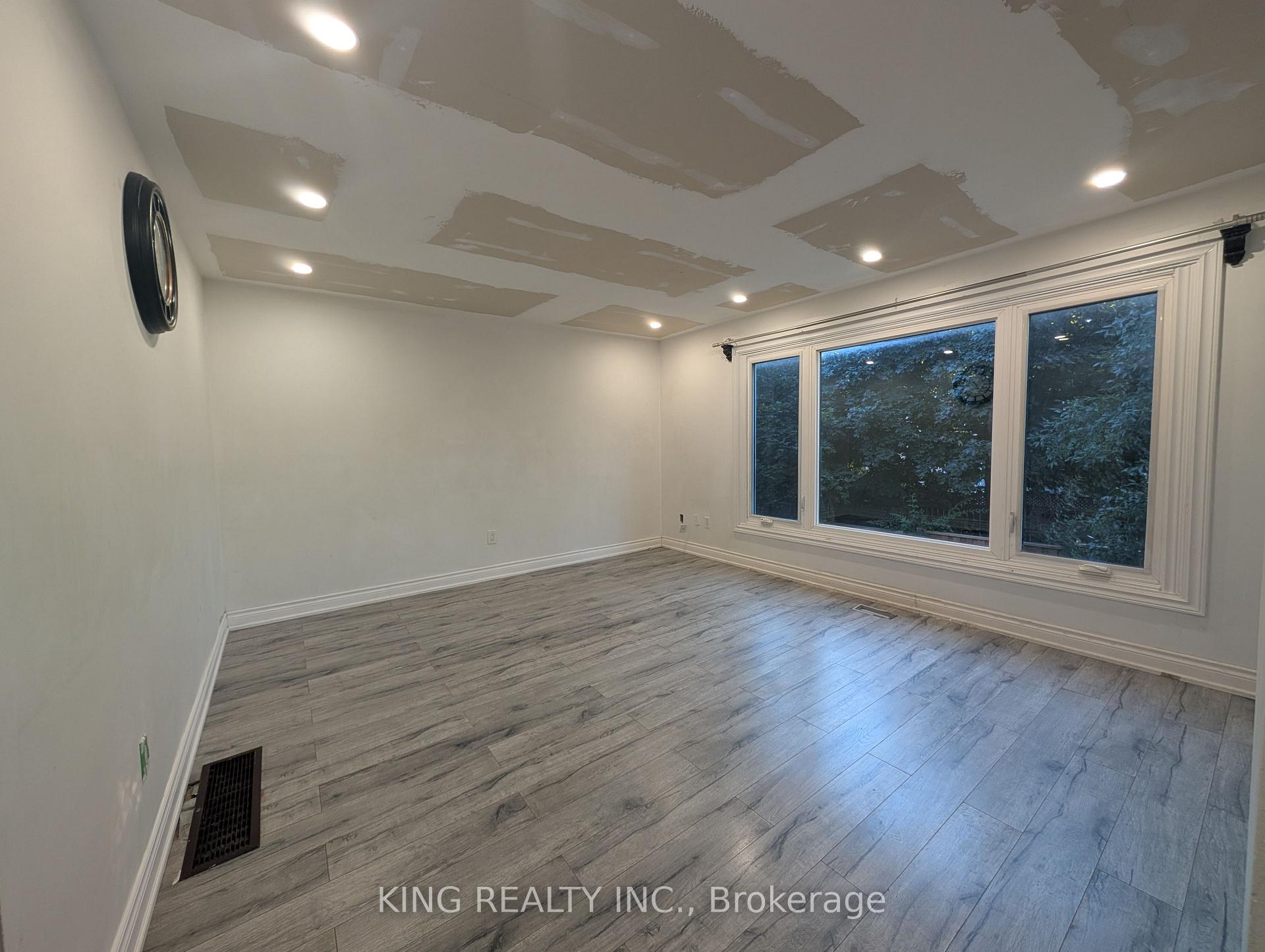 Photo 5 of Unit 7, 985 Limeridge Road E, Hamilton, Berrisfield — HOMEH