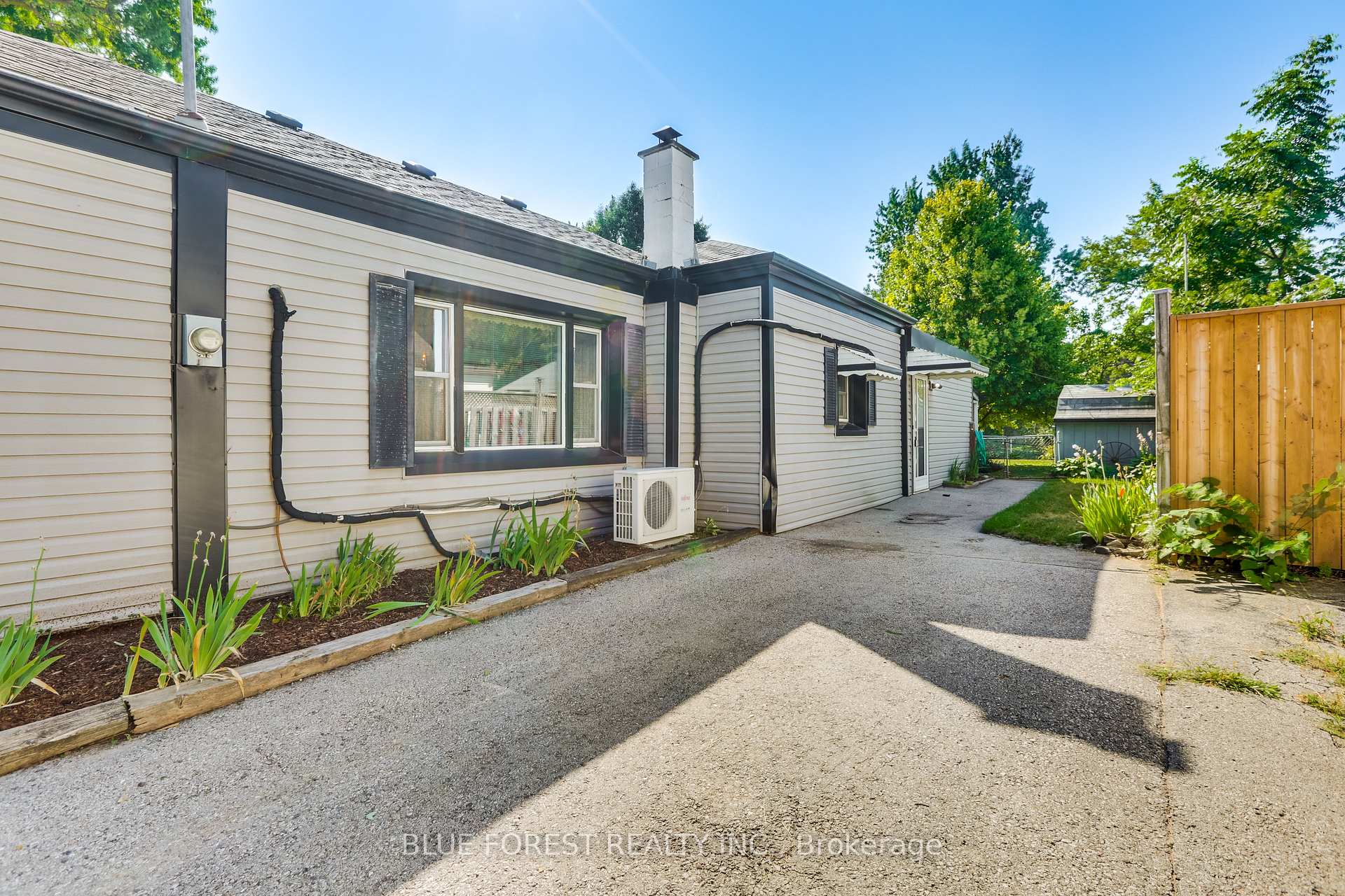 Photo 4 of 1039 Frances Street, London, East M — HOMEH