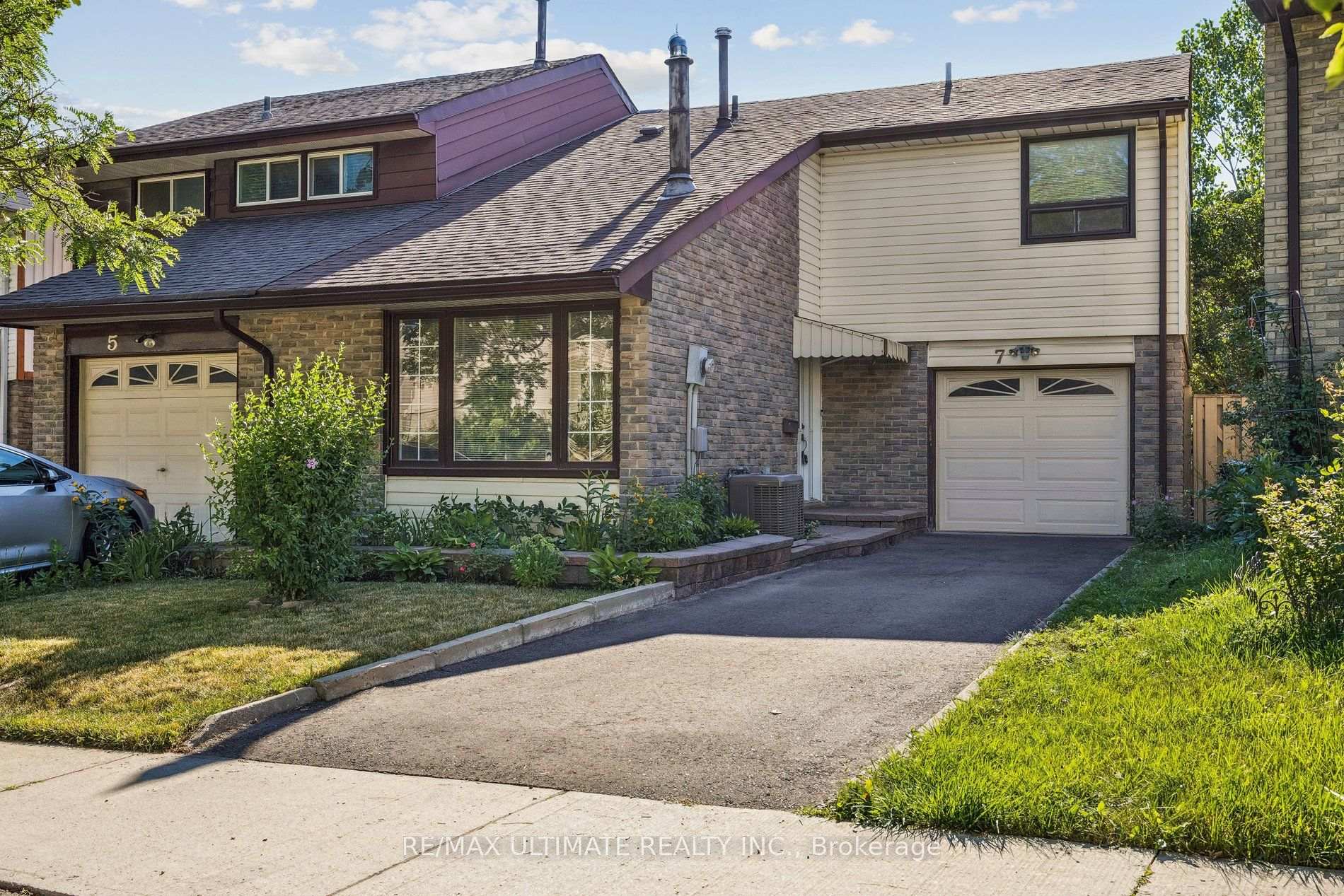 Photo 1 of 7 Pumfrey Crescent, Etobicoke, Mount Olive-Silverstone-Jamestown — HOMEH