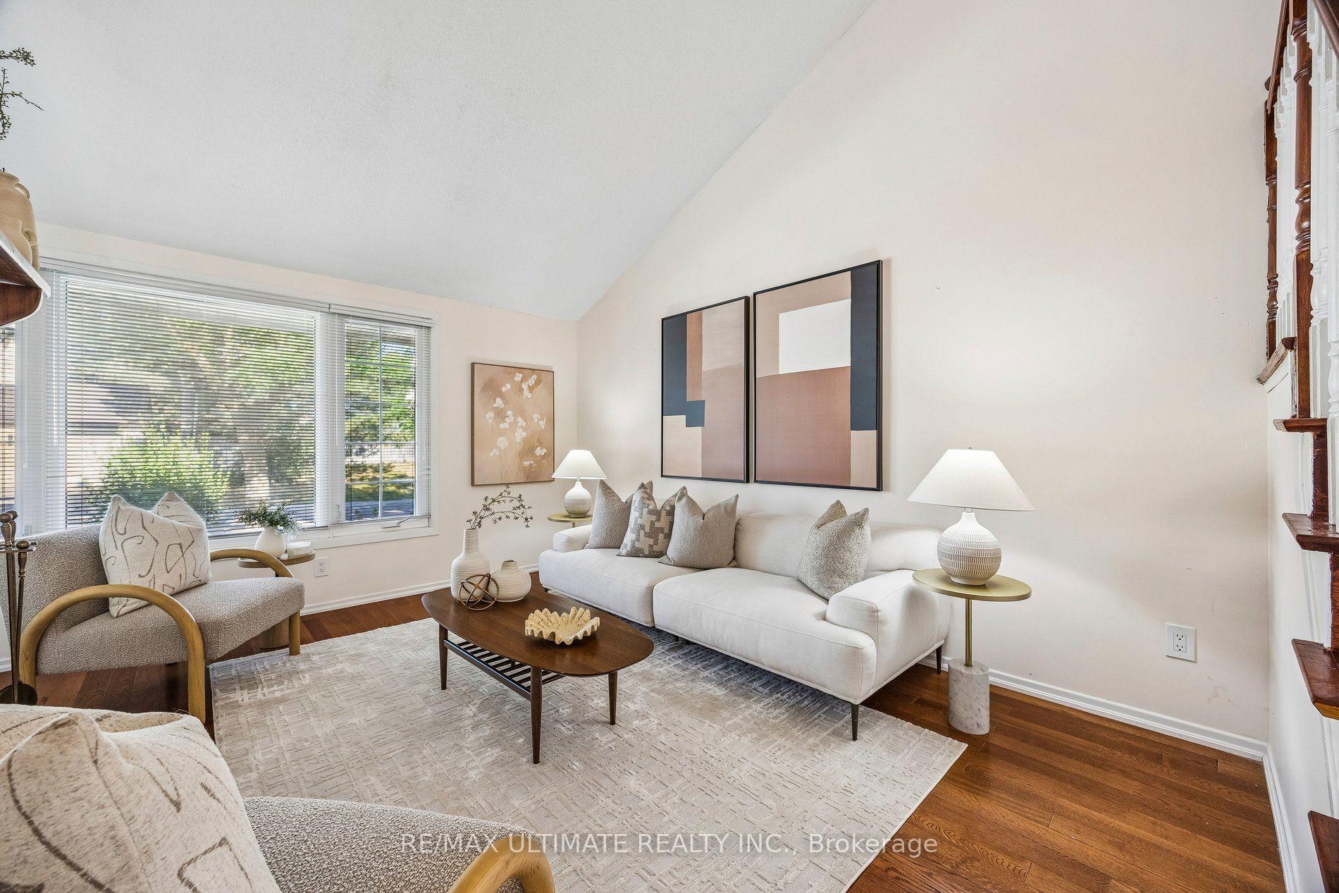 Photo 3 of 7 Pumfrey Crescent, Etobicoke, Mount Olive-Silverstone-Jamestown — HOMEH