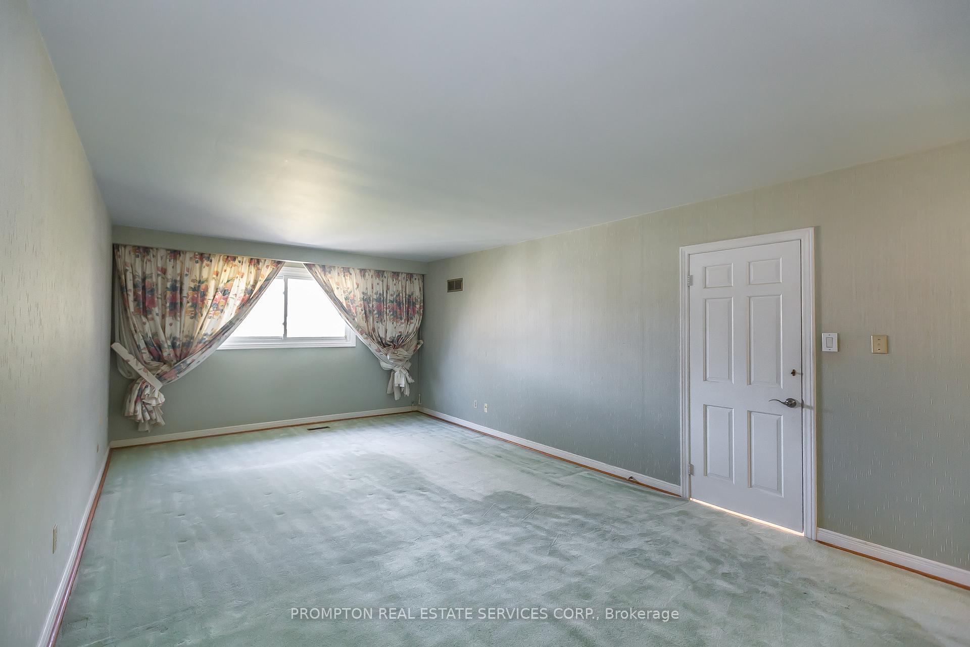 Photo 16 of 4 Sagewood Drive, North York, Banbury-Don Mills — HOMEH