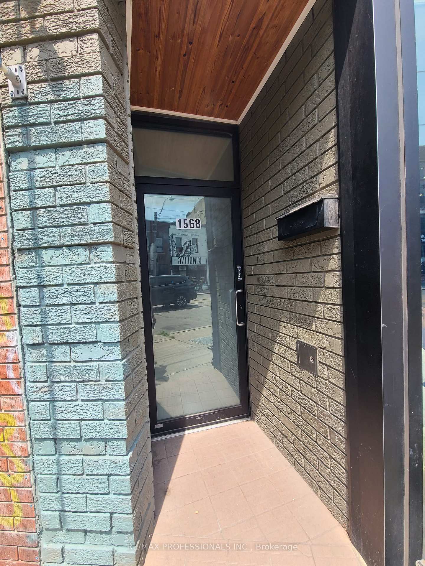 Front of 1568 Dundas Street W