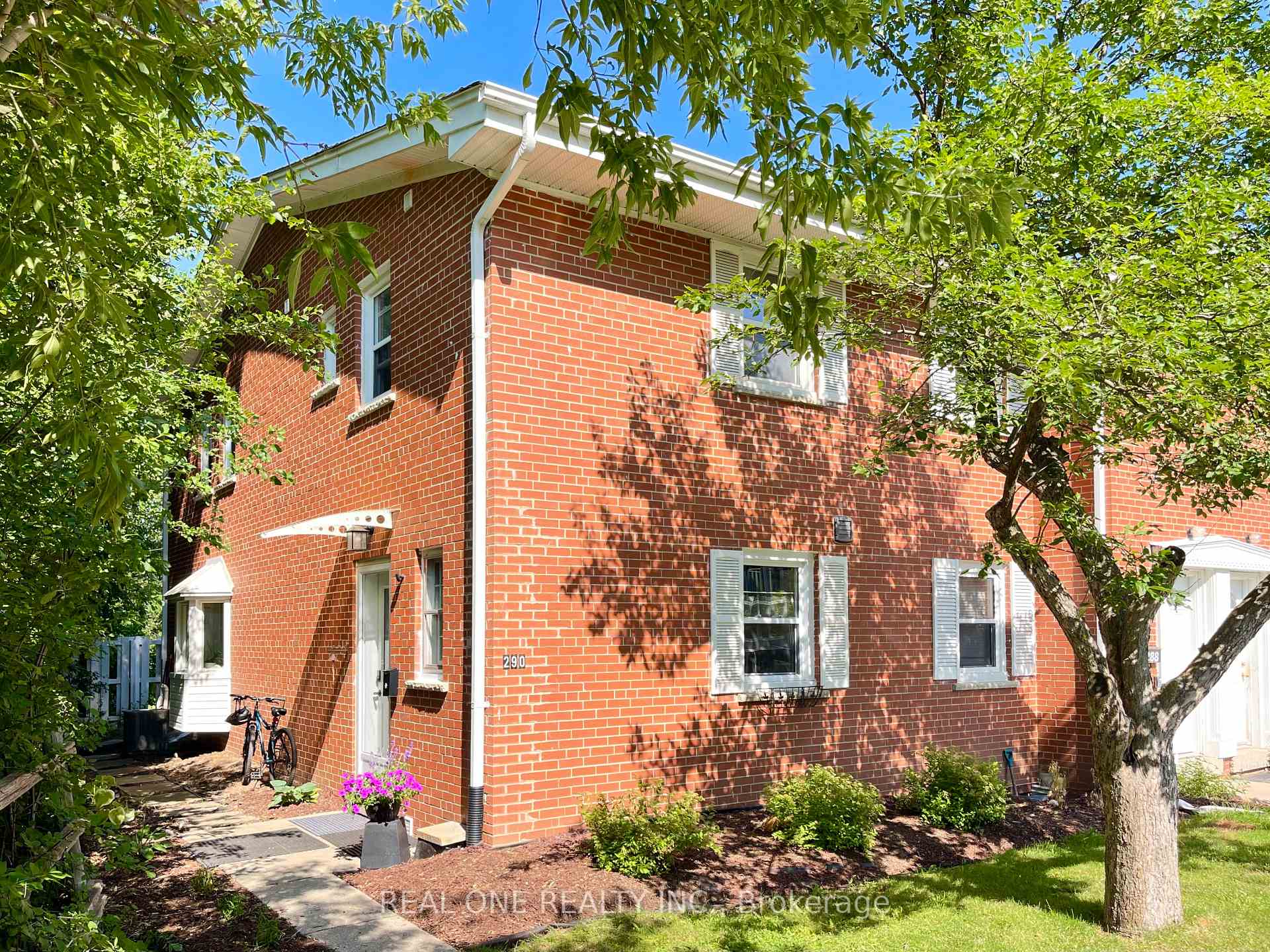 Photo 1 of 290 Westcourt Place, Waterloo, Beechwood — HOMEH