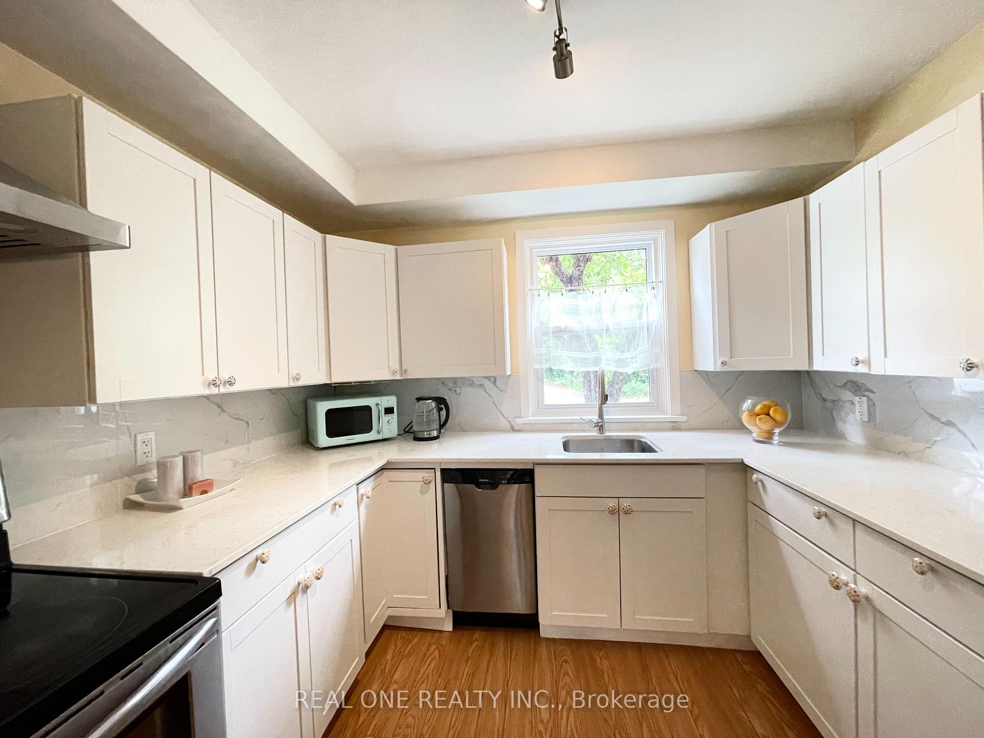 Photo 12 of 290 Westcourt Place, Waterloo, Beechwood — HOMEH