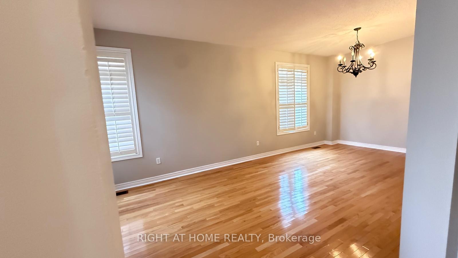 Photo 4 of 28 Laurentide Crescent, Brampton, Vales of Castlemore North — HOMEH