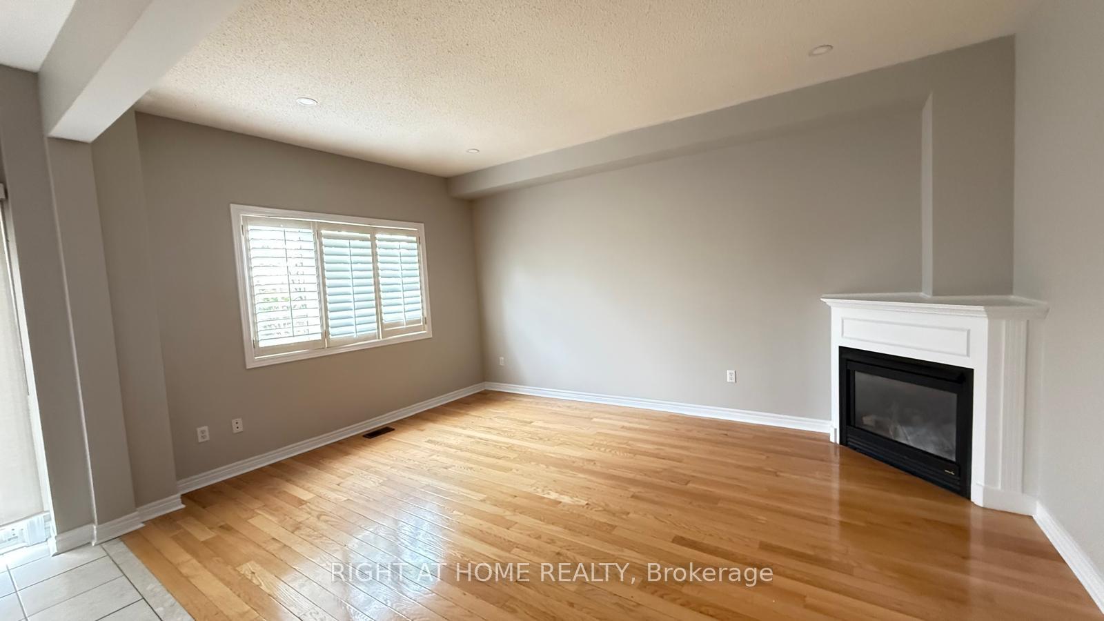 Photo 6 of 28 Laurentide Crescent, Brampton, Vales of Castlemore North — HOMEH