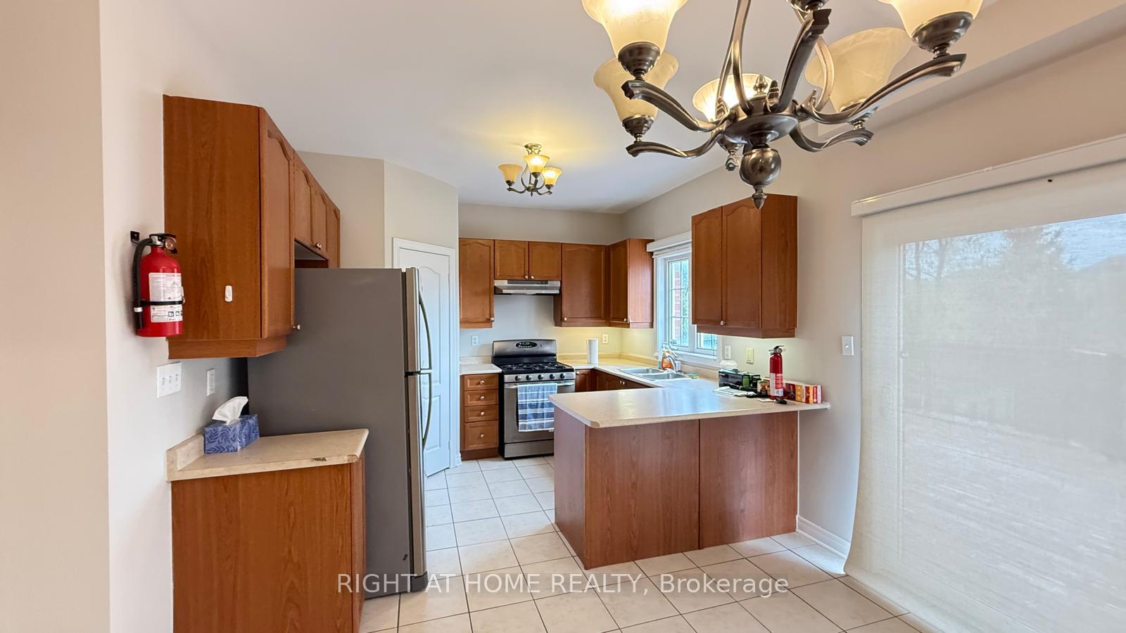 Photo 7 of 28 Laurentide Crescent, Brampton, Vales of Castlemore North — HOMEH