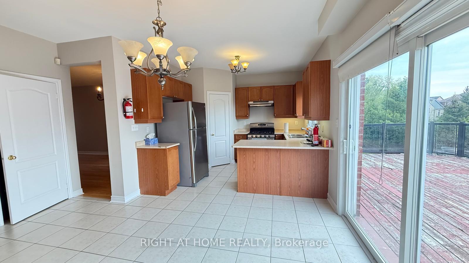 Photo 8 of 28 Laurentide Crescent, Brampton, Vales of Castlemore North — HOMEH