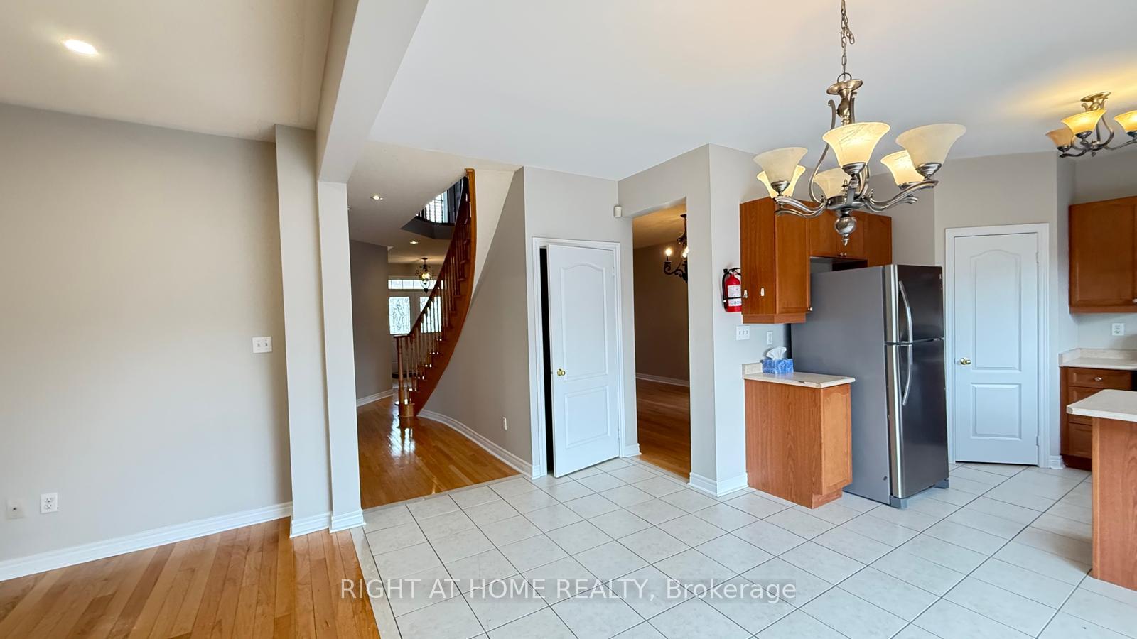 Photo 9 of 28 Laurentide Crescent, Brampton, Vales of Castlemore North — HOMEH