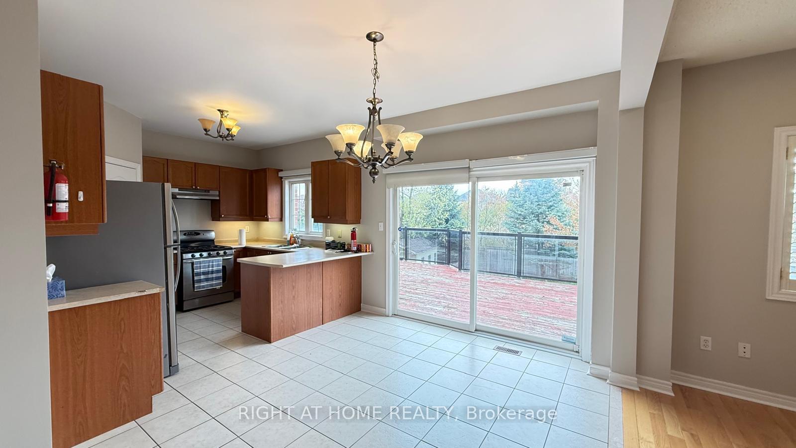 Photo 10 of 28 Laurentide Crescent, Brampton, Vales of Castlemore North — HOMEH
