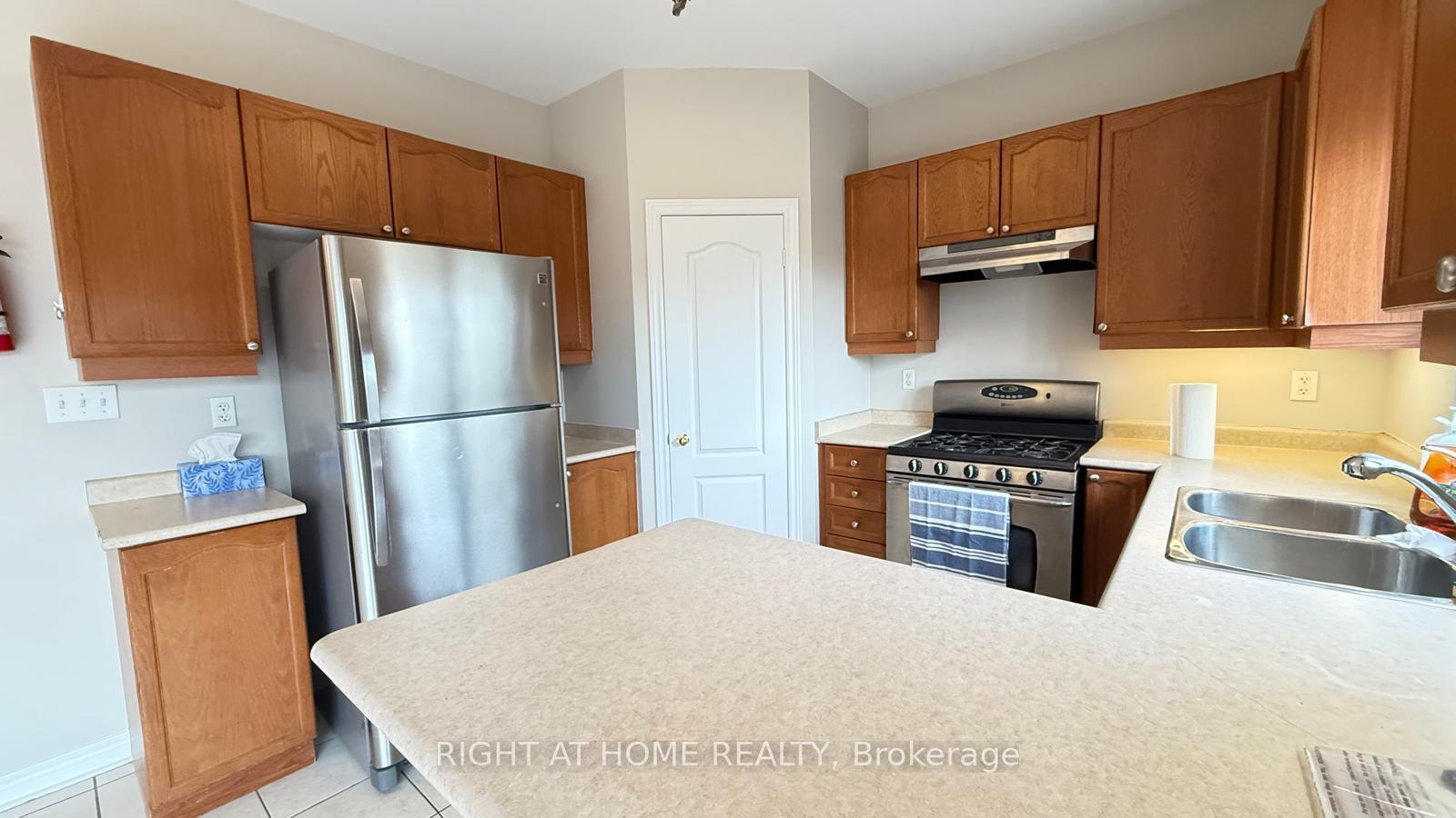Photo 11 of 28 Laurentide Crescent, Brampton, Vales of Castlemore North — HOMEH