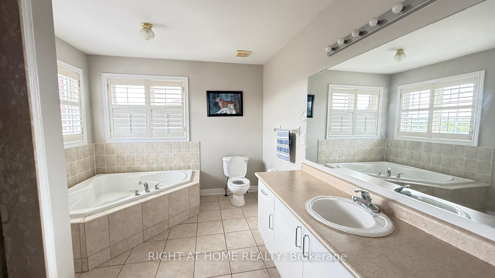 Photo 16 of 28 Laurentide Crescent, Brampton, Vales of Castlemore North — HOMEH