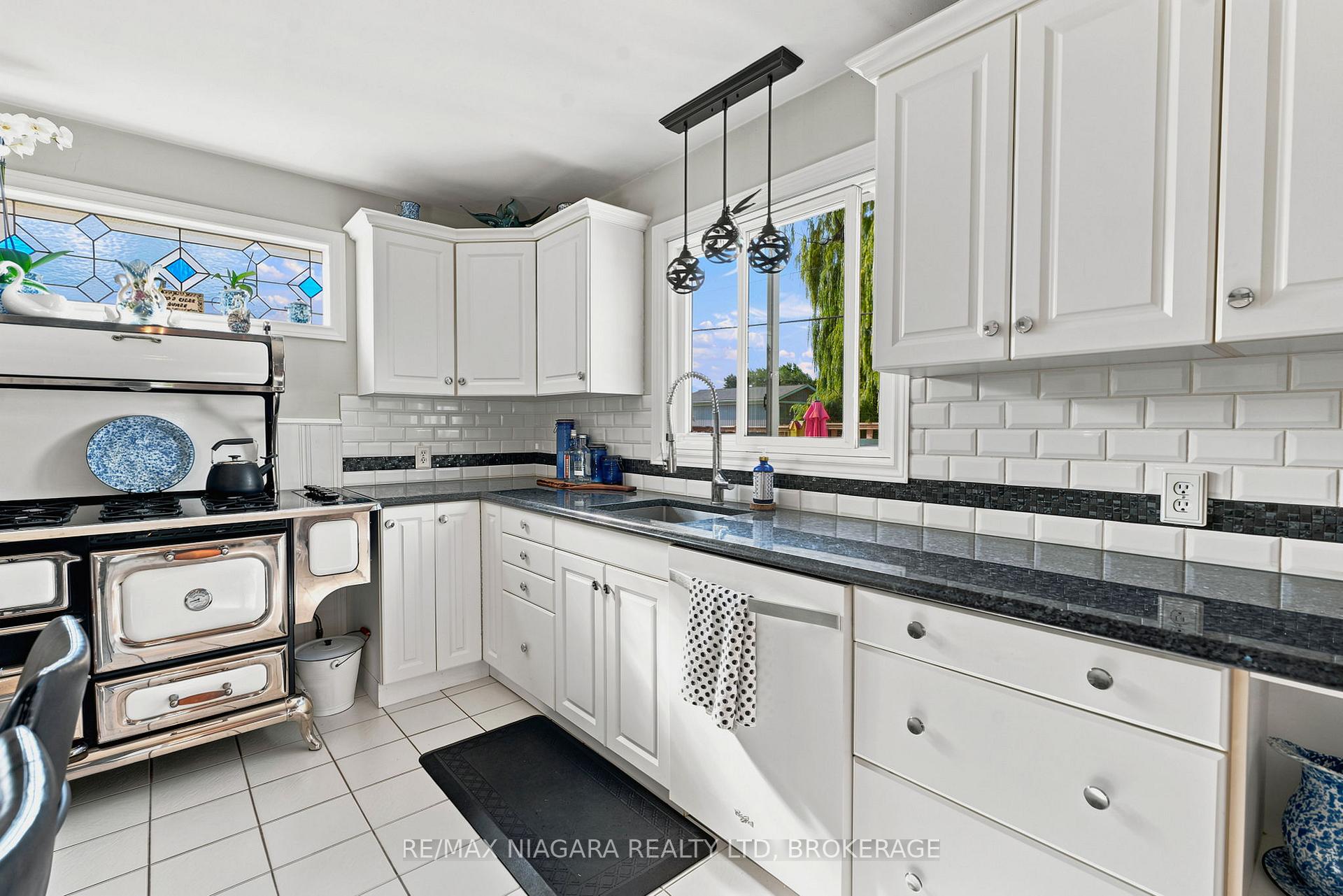 Photo 6 of 54 Fairview Road, Grimsby, Grimsby Beach — HOMEH