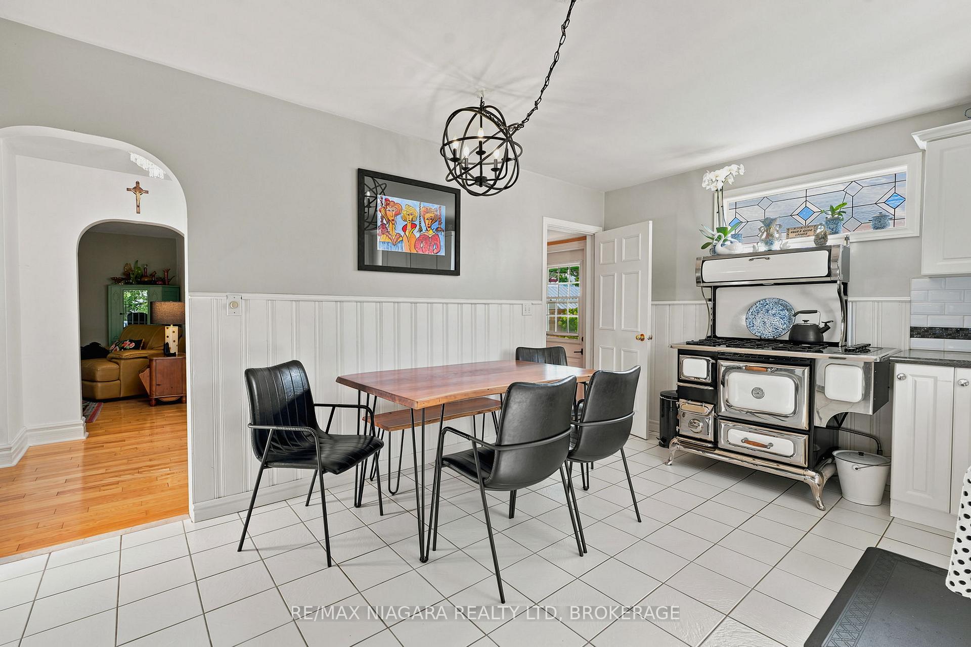 Photo 7 of 54 Fairview Road, Grimsby, Grimsby Beach — HOMEH