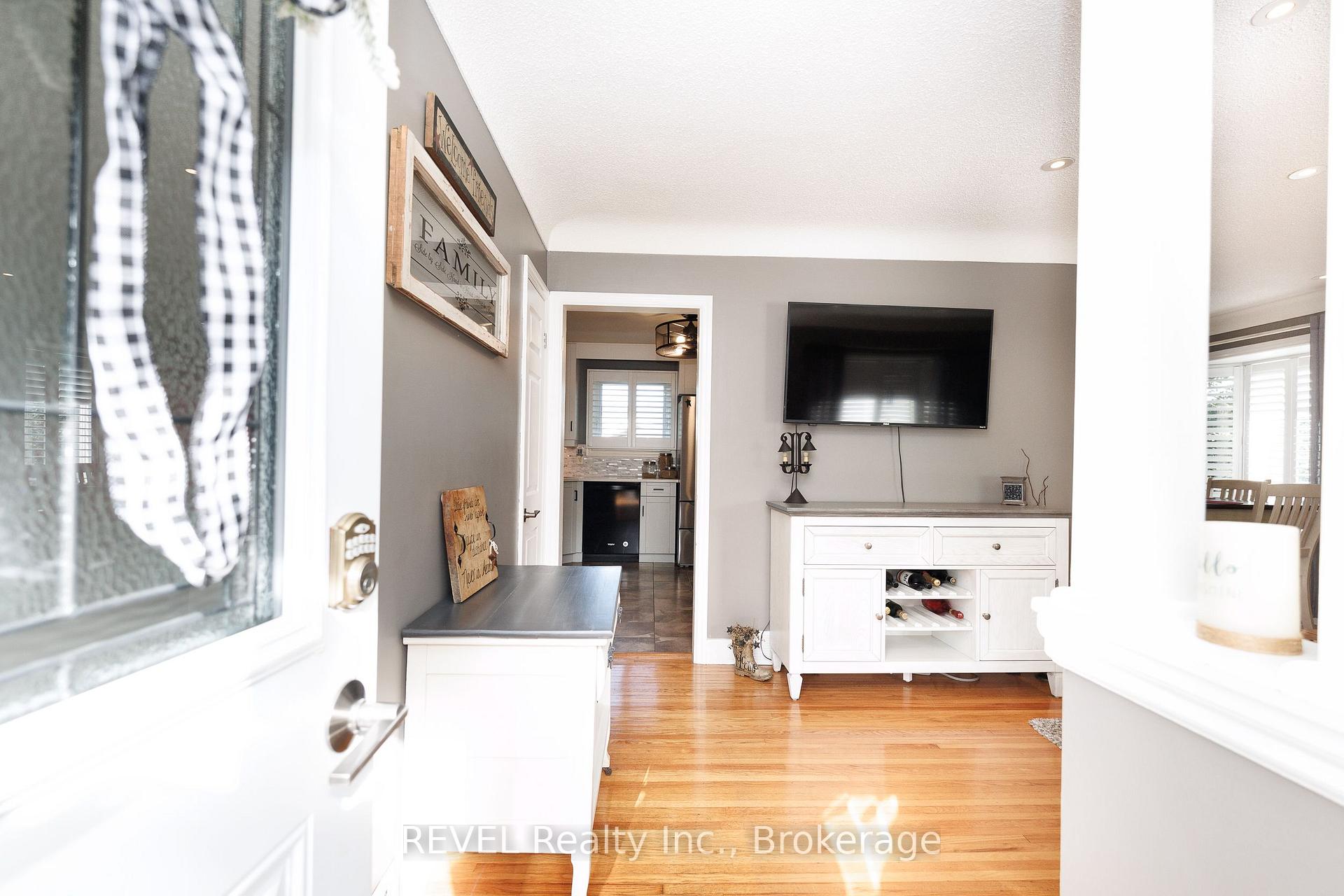 Photo 3 of 3385 Callan Street, Niagara Falls, Chippawa — HOMEH