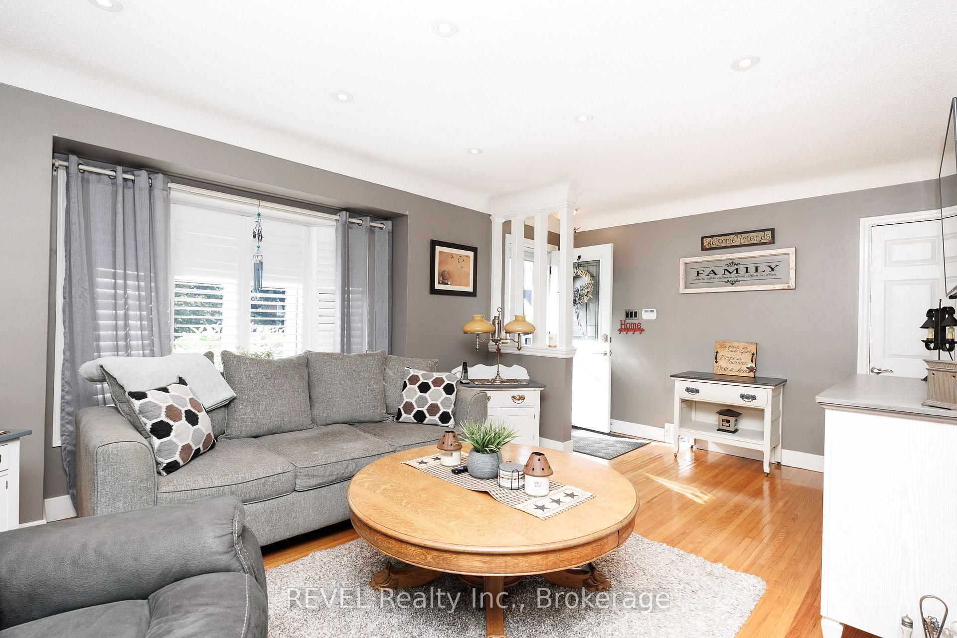 Photo 5 of 3385 Callan Street, Niagara Falls, Chippawa — HOMEH