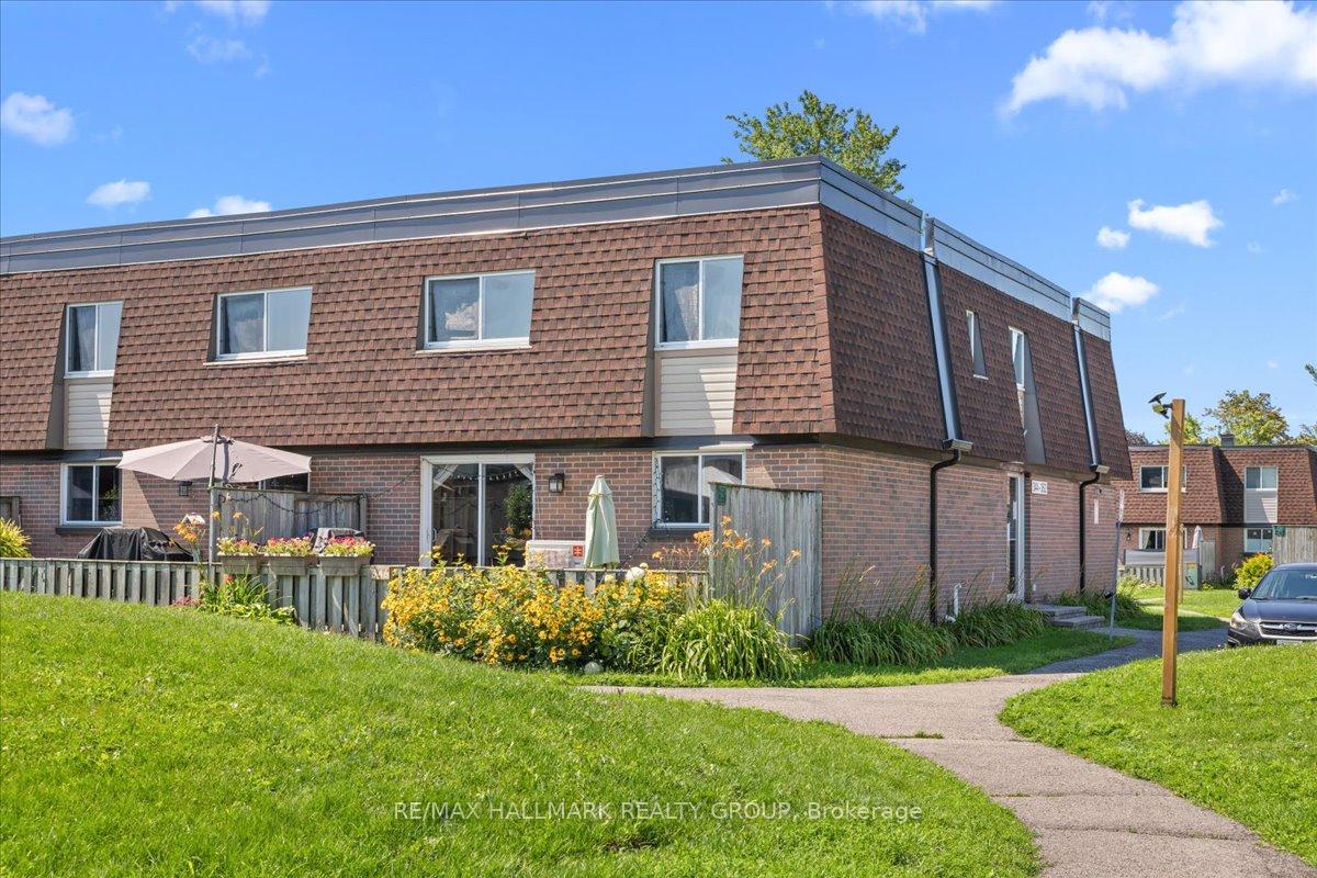 Photo 3 of 346 Garden Glen Private, Ottawa, Meadowlands/Crestview — HOMEH