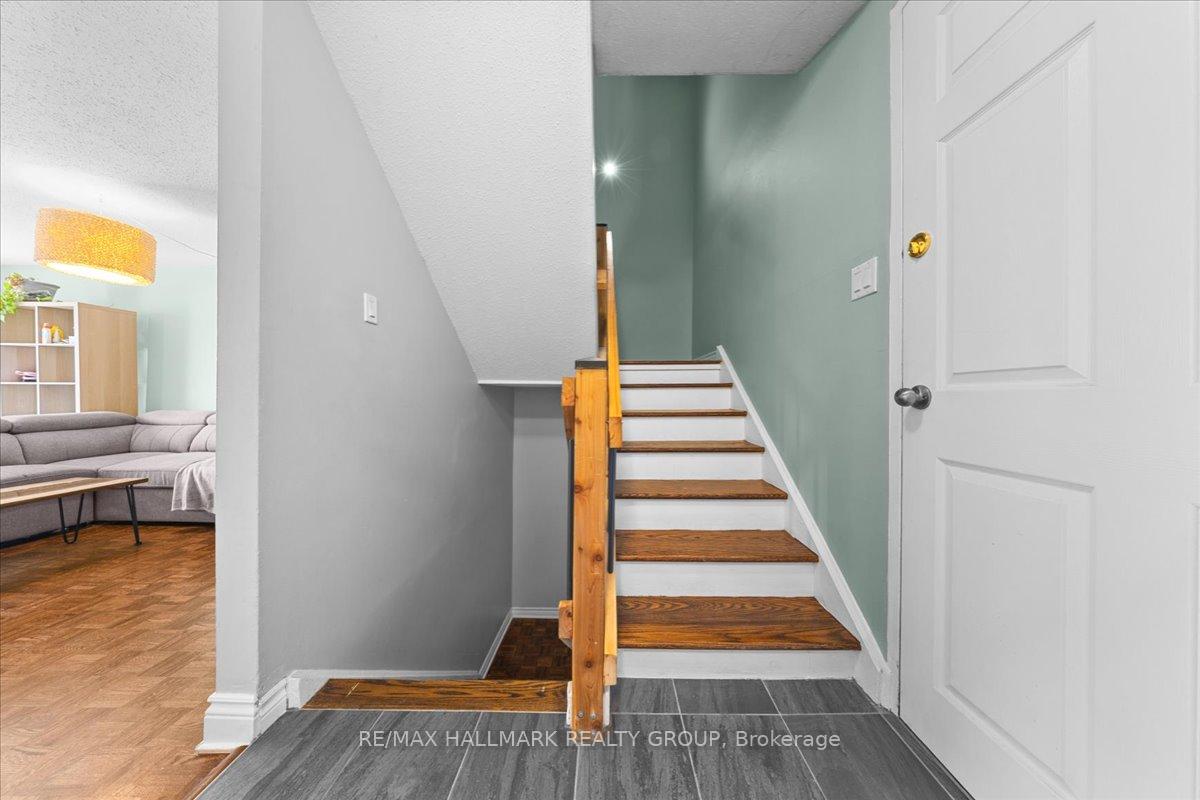 Photo 5 of 346 Garden Glen Private, Ottawa, Meadowlands/Crestview — HOMEH