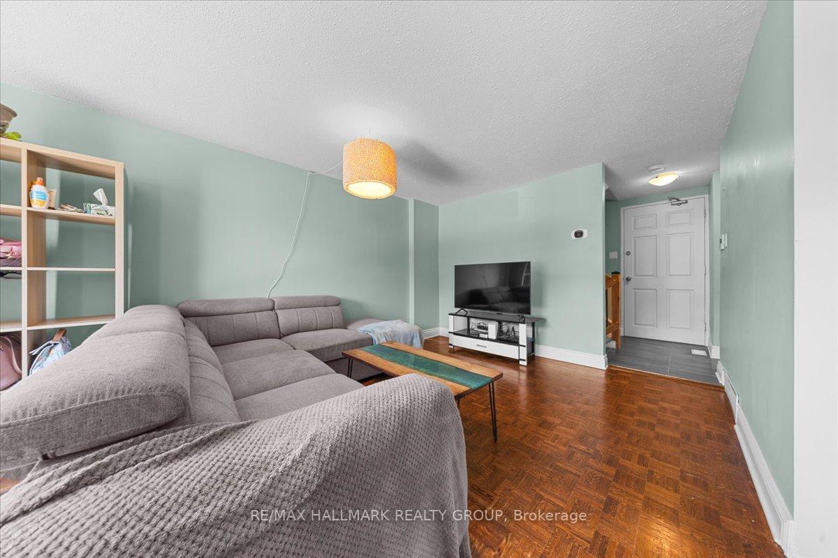 Photo 6 of 346 Garden Glen Private, Ottawa, Meadowlands/Crestview — HOMEH