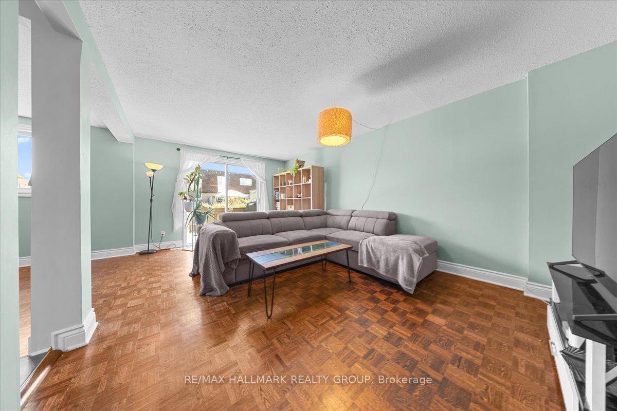 Photo 7 of 346 Garden Glen Private, Ottawa, Meadowlands/Crestview — HOMEH