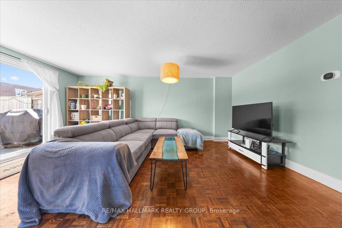 Photo 8 of 346 Garden Glen Private, Ottawa, Meadowlands/Crestview — HOMEH