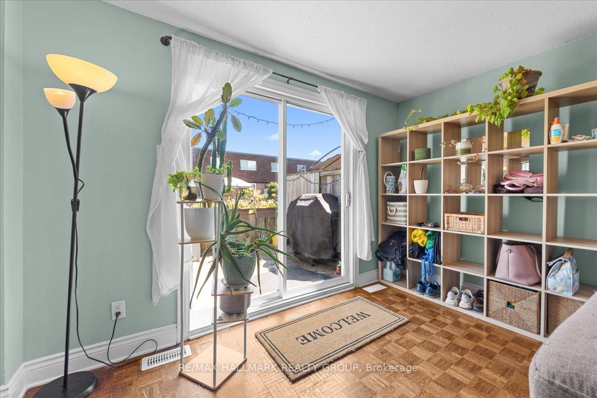 Photo 9 of 346 Garden Glen Private, Ottawa, Meadowlands/Crestview — HOMEH