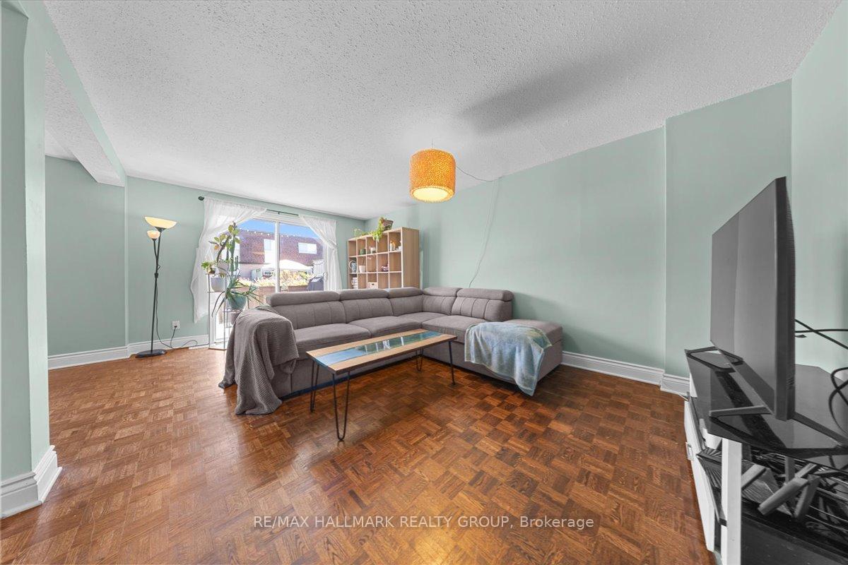 Photo 16 of 346 Garden Glen Private, Ottawa, Meadowlands/Crestview — HOMEH