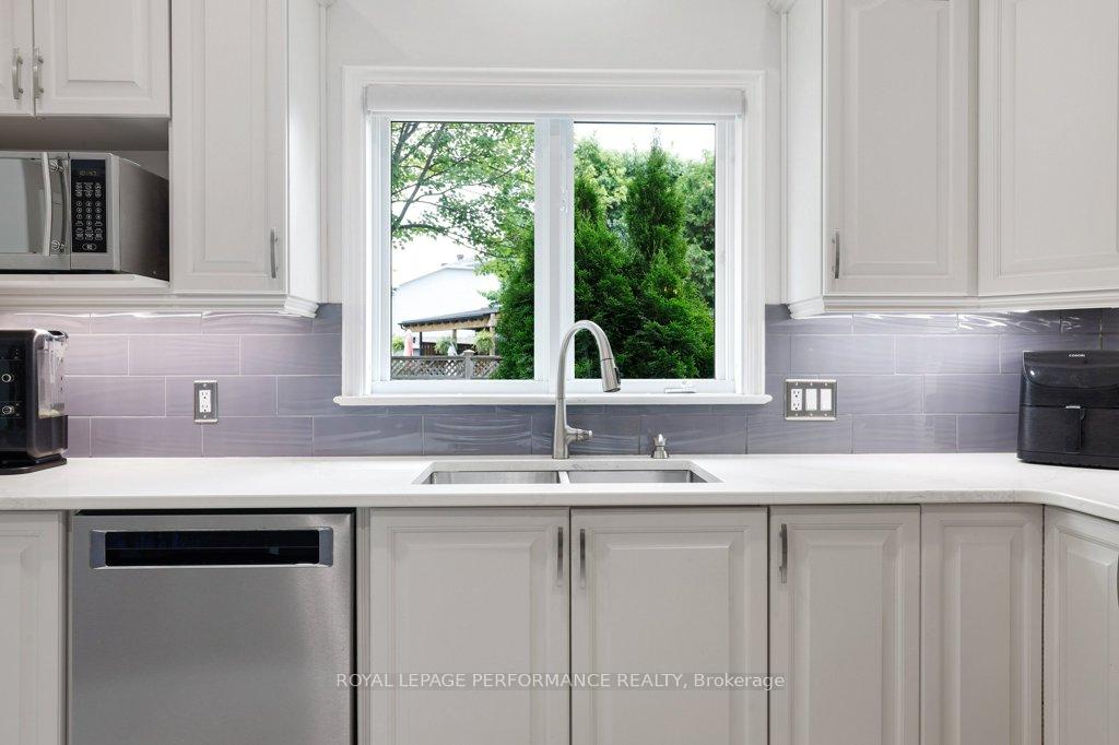 Photo 17 of 28 Monet Court, Ottawa, Upper Hunt Club — HOMEH