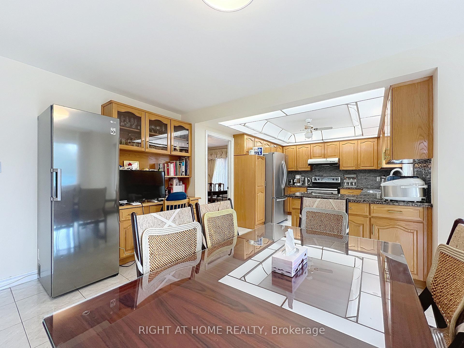 Photo 15 of 150 Holmes Avenue, North York, Willowdale East — HOMEH