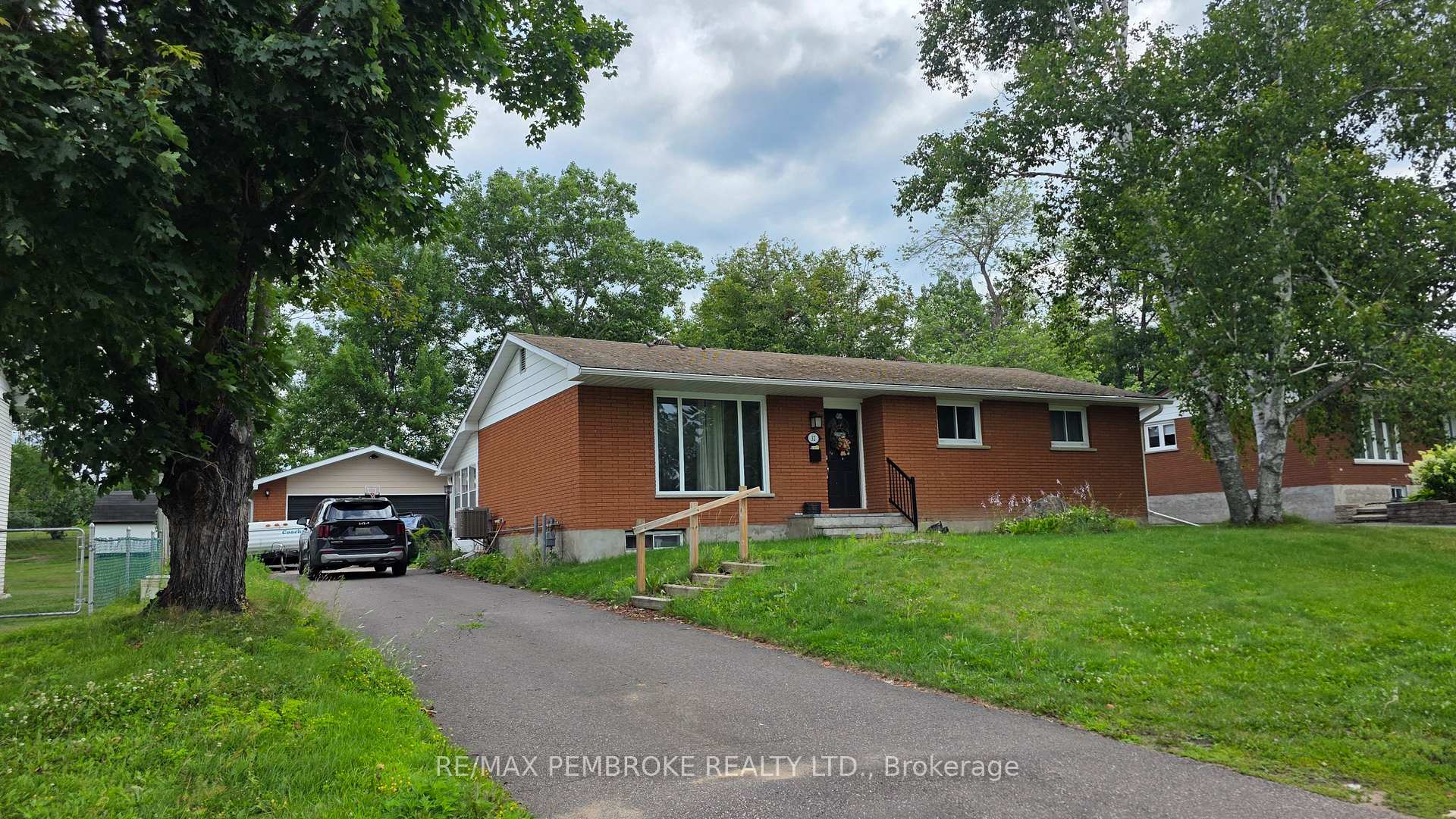 Photo 1 of 32 Park Drive, Petawawa, Petawawa — HOMEH
