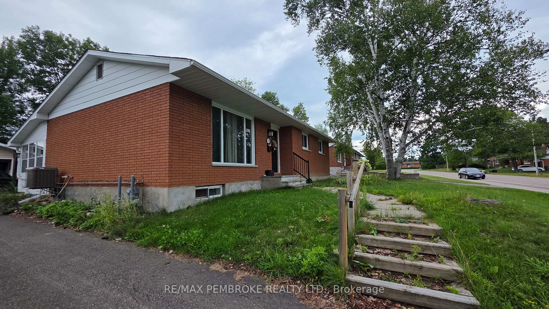 Photo 2 of 32 Park Drive, Petawawa, Petawawa — HOMEH