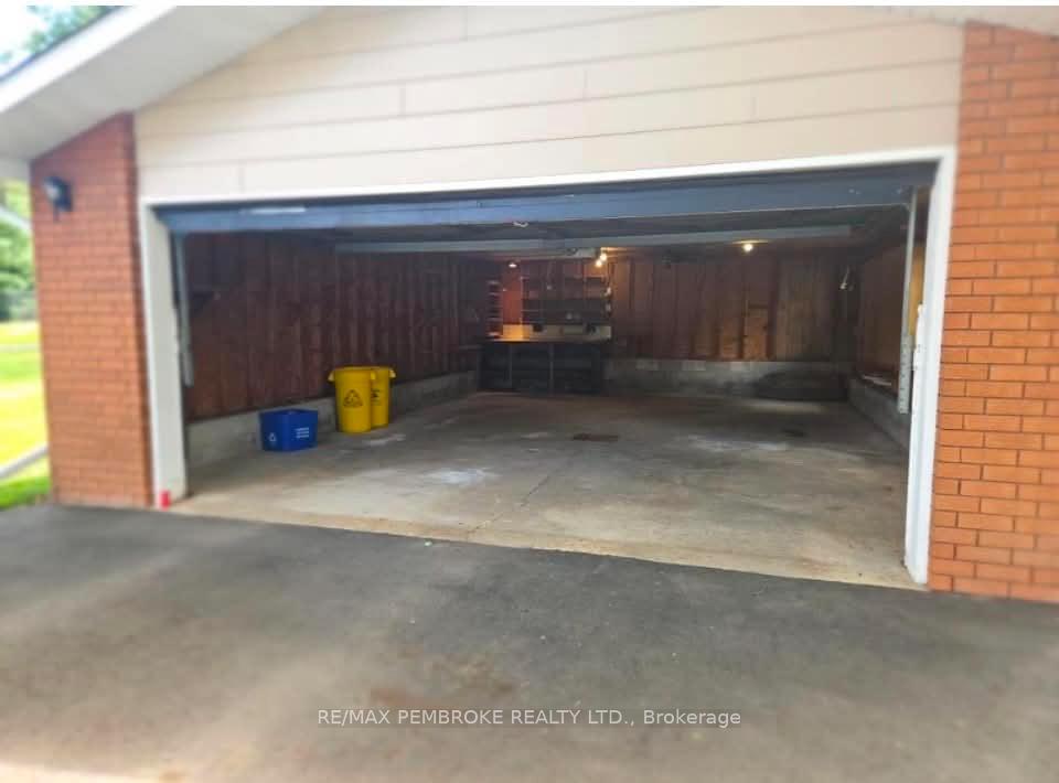 Photo 3 of 32 Park Drive, Petawawa, Petawawa — HOMEH
