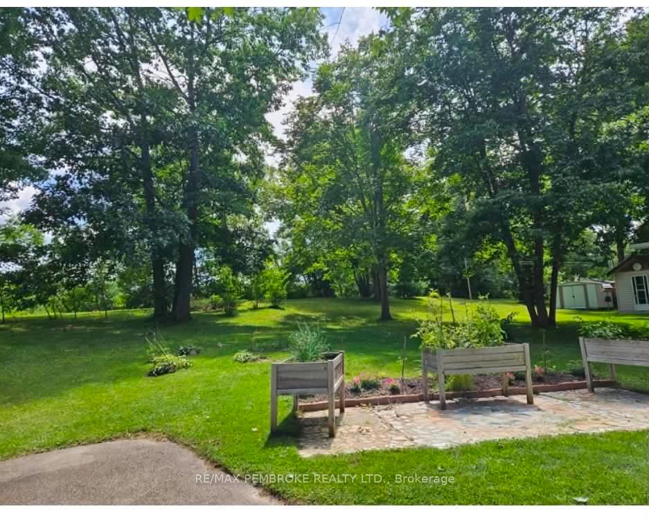 Photo 5 of 32 Park Drive, Petawawa, Petawawa — HOMEH