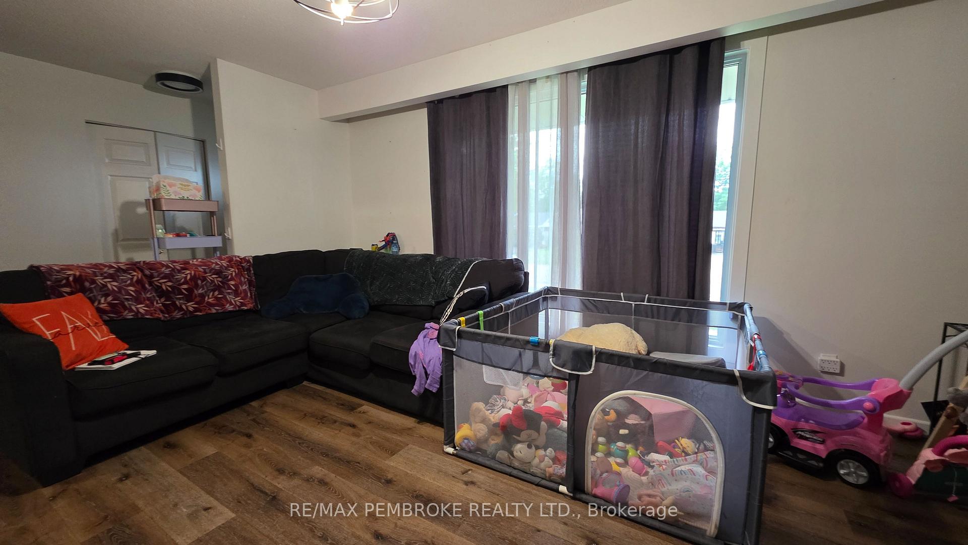 Photo 9 of 32 Park Drive, Petawawa, Petawawa — HOMEH