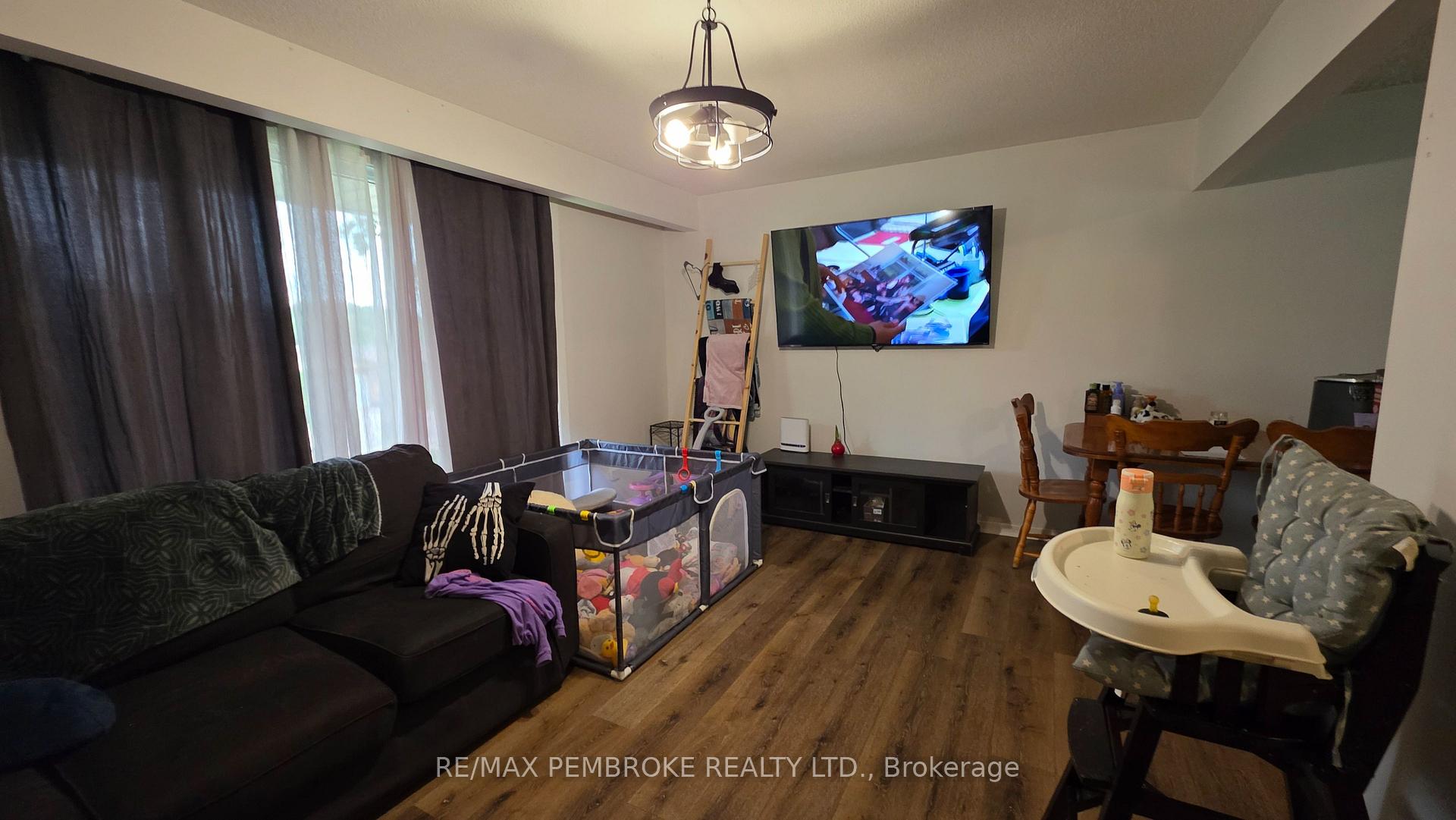 Photo 10 of 32 Park Drive, Petawawa, Petawawa — HOMEH