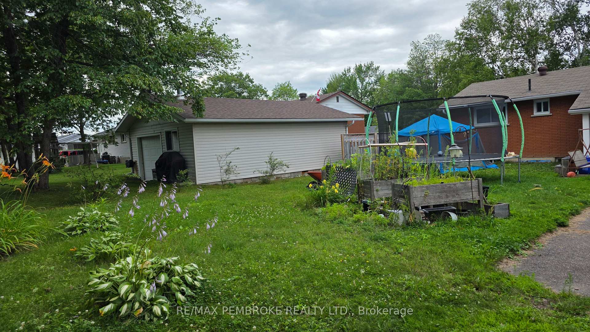 Photo 15 of 32 Park Drive, Petawawa, Petawawa — HOMEH