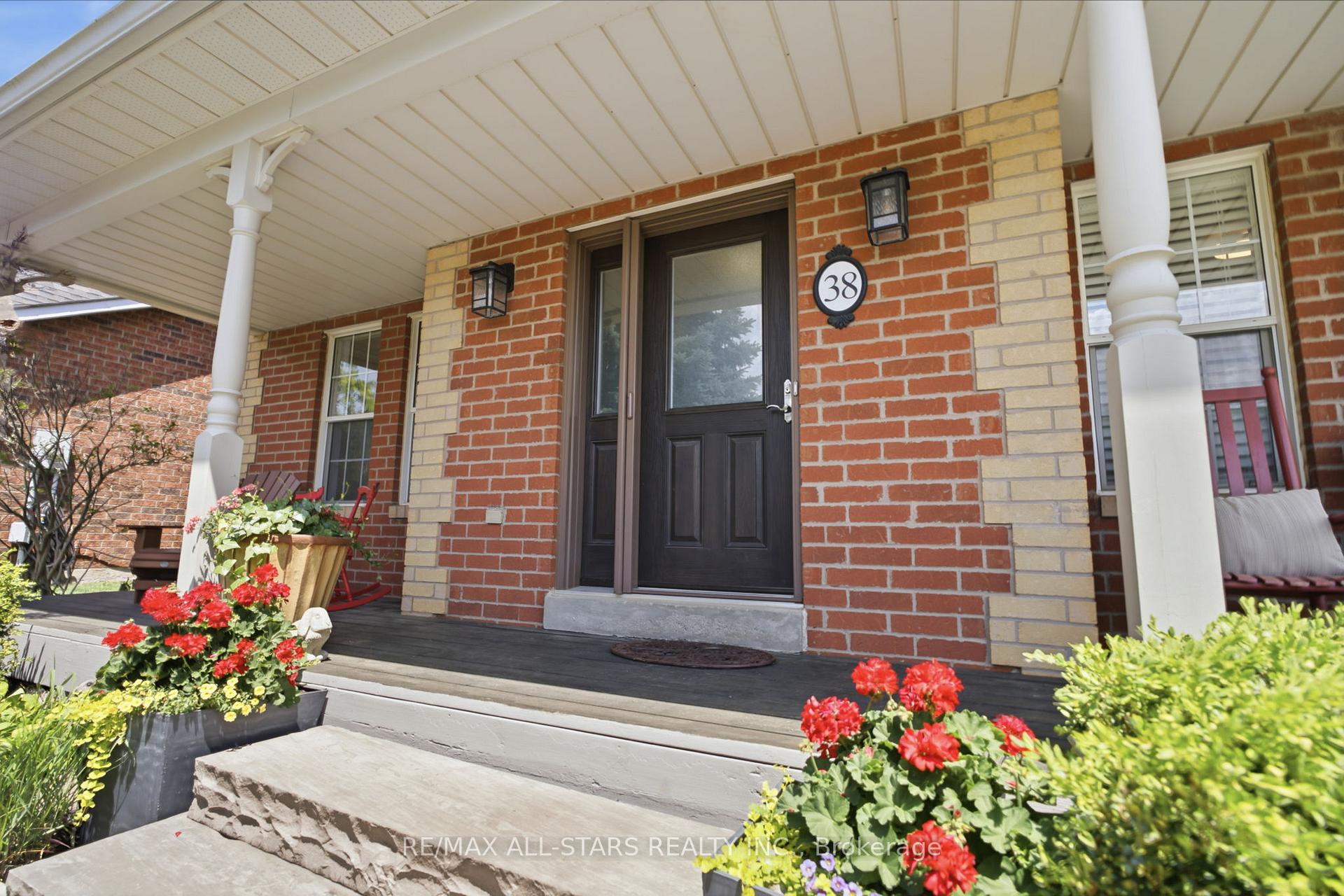 Photo 3 of 38 Galloway Crescent, Uxbridge — HOMEH