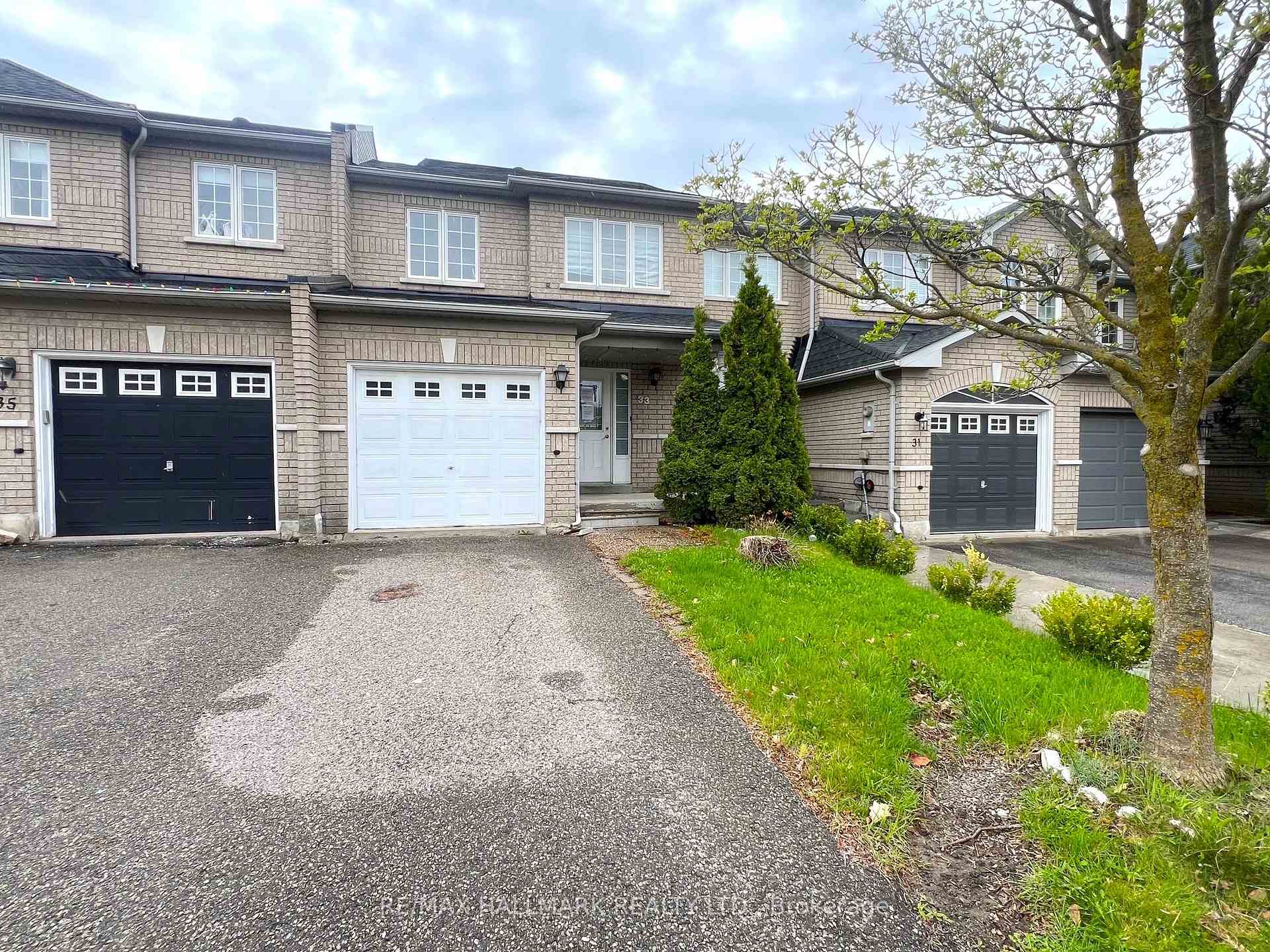 Photo 2 of 33 Lodgeway Drive, Vaughan, Rural Vaughan — HOMEH