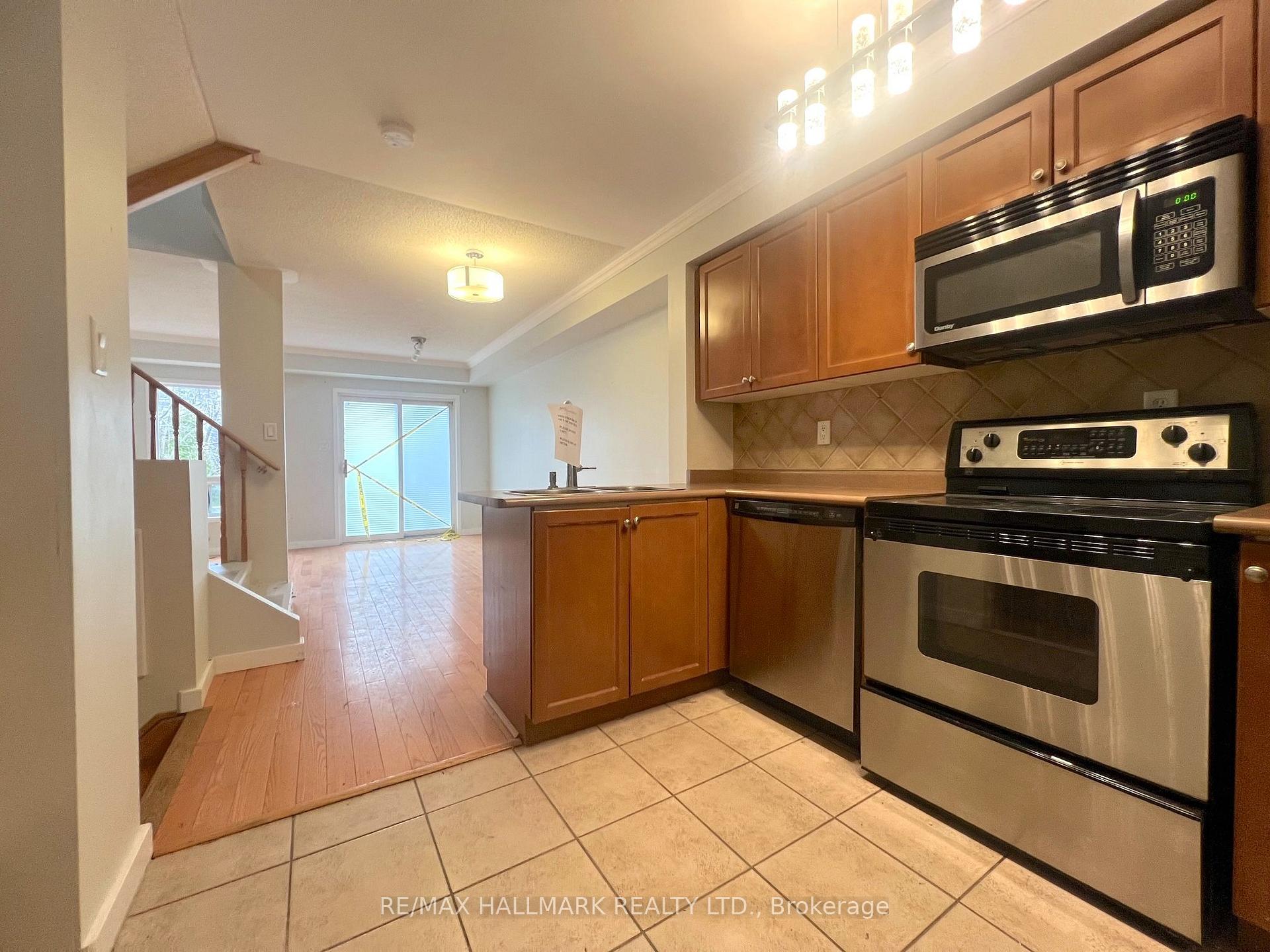Photo 3 of 33 Lodgeway Drive, Vaughan, Rural Vaughan — HOMEH