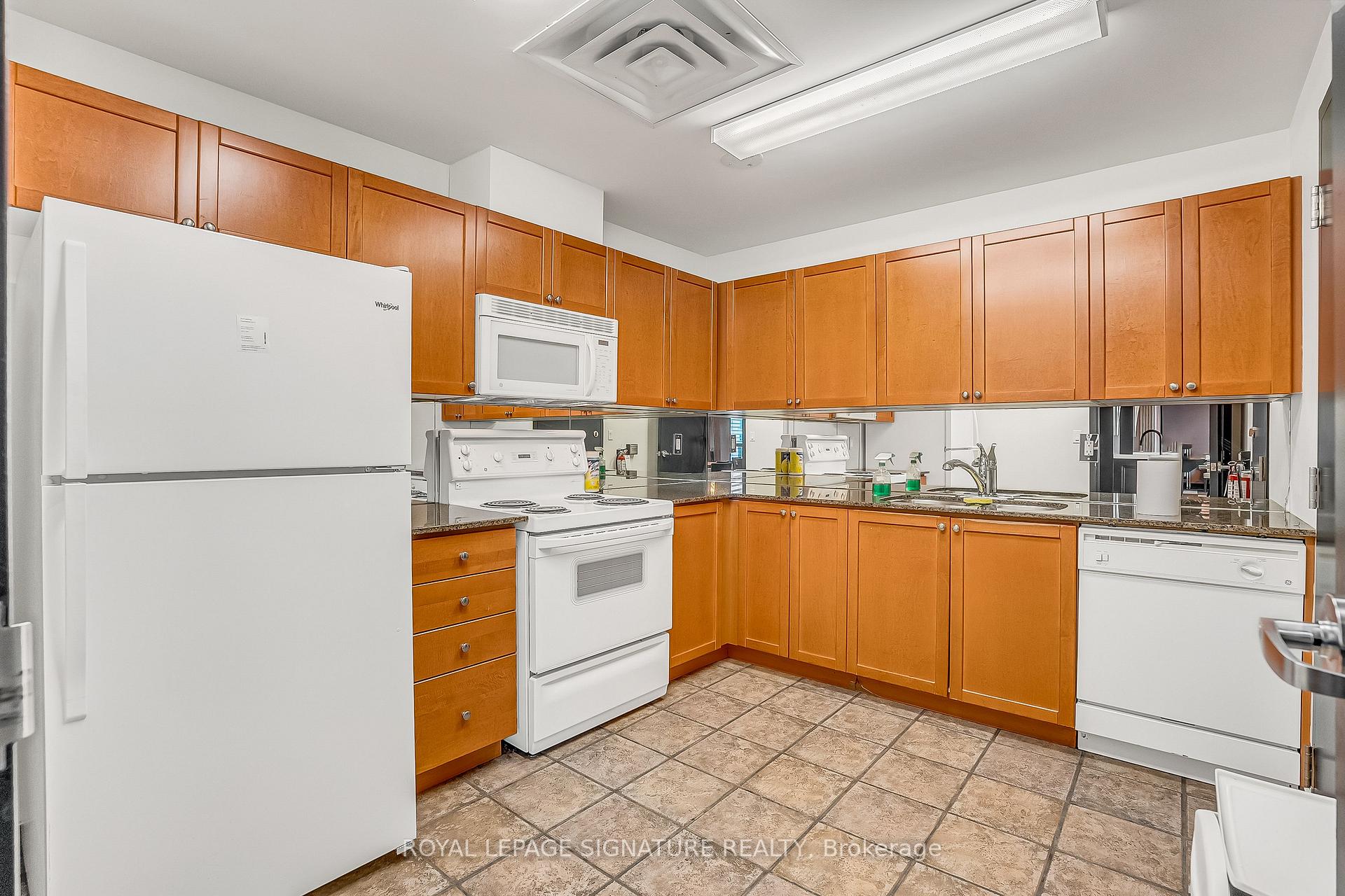 Photo 32 of Unit 802, 188 Doris Avenue, North York, Willowdale East — HOMEH