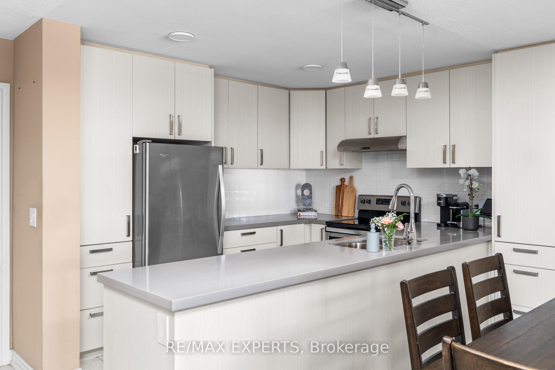 Photo 6 of Unit 202, 8026 Kipling Avenue, Vaughan, West Woodbridge — HOMEH