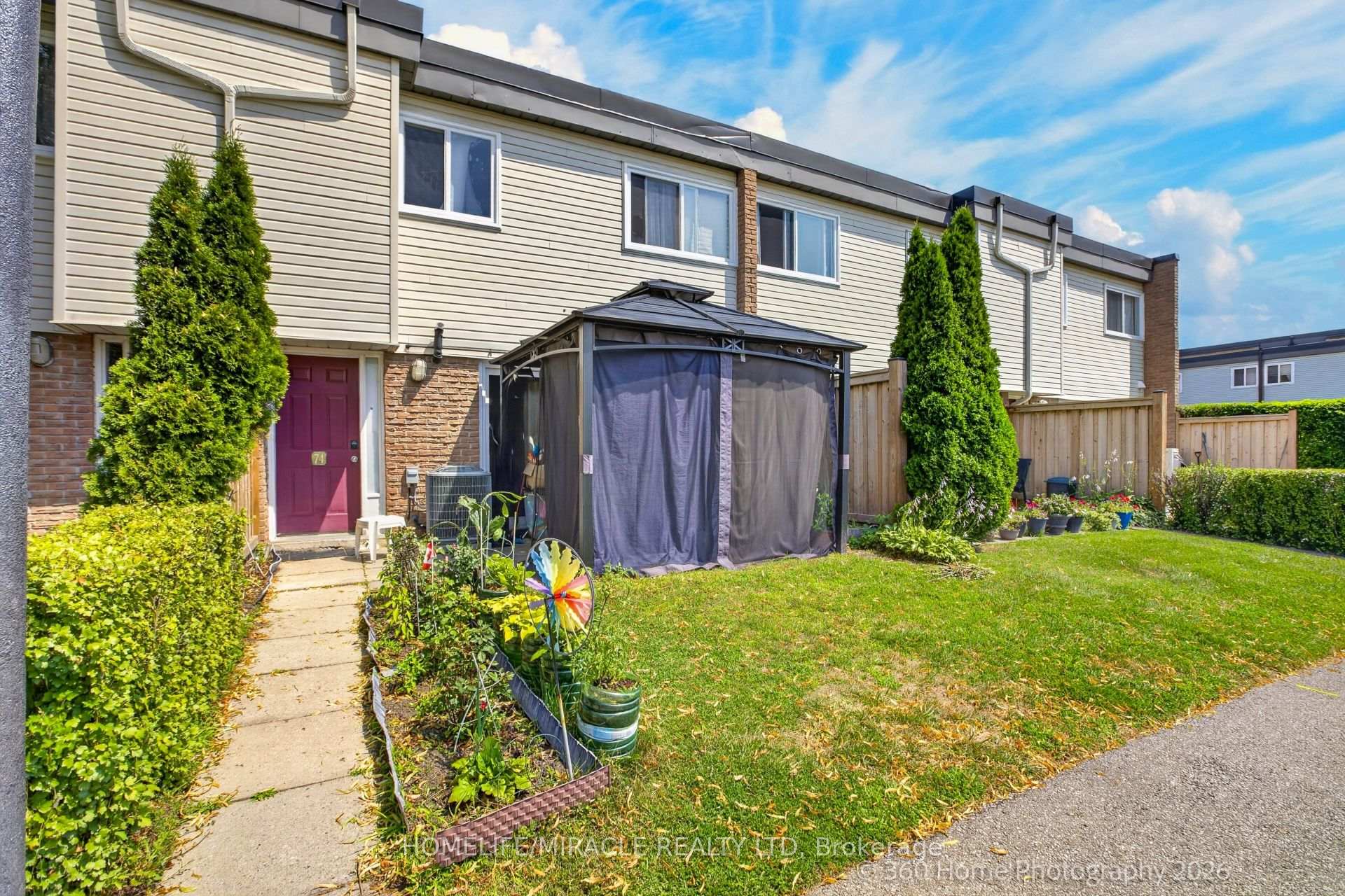 Photo 3 of Unit 165, 74 Springfair Avenue, Aurora, Aurora Village — HOMEH