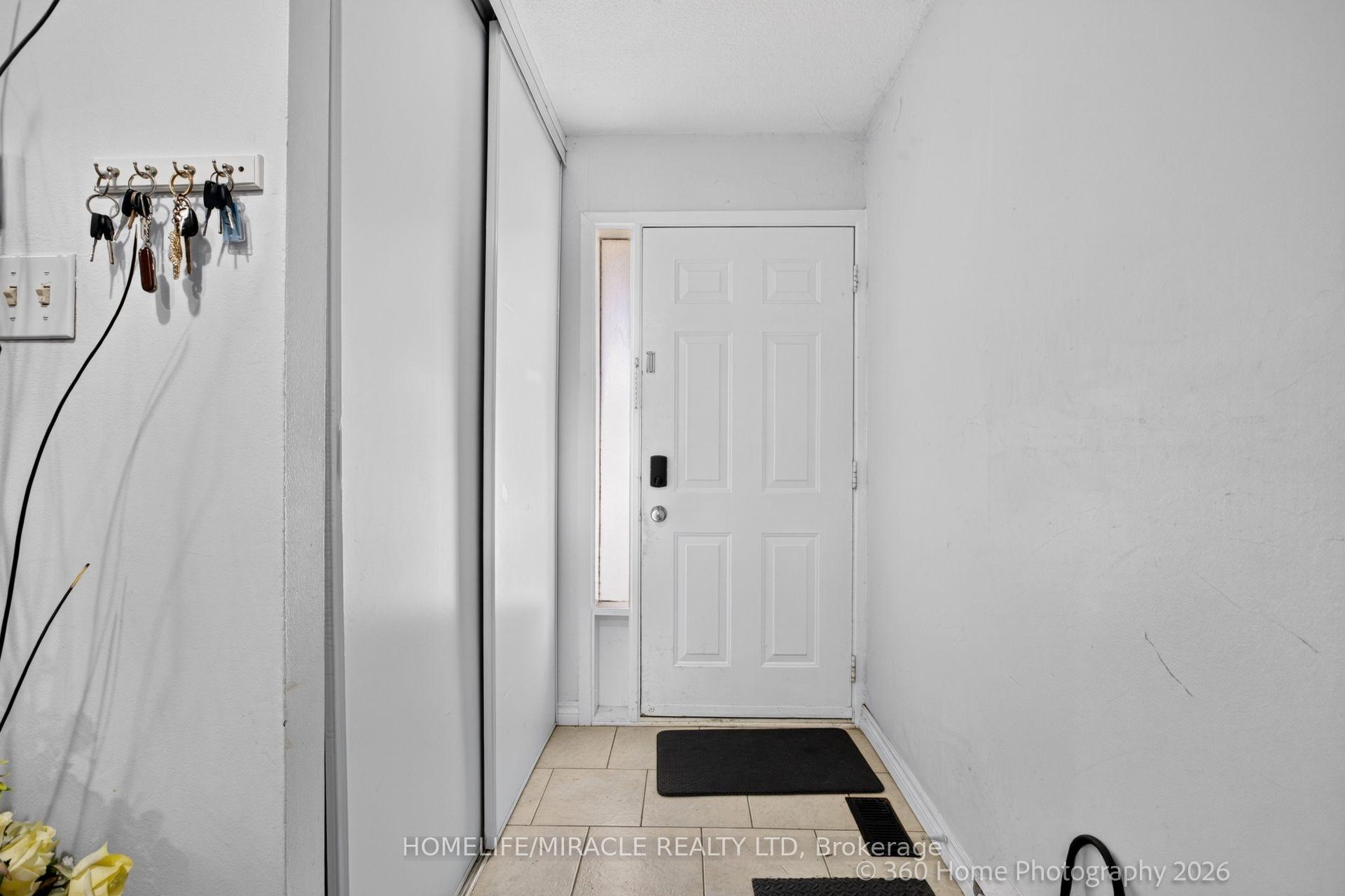 Photo 4 of Unit 165, 74 Springfair Avenue, Aurora, Aurora Village — HOMEH