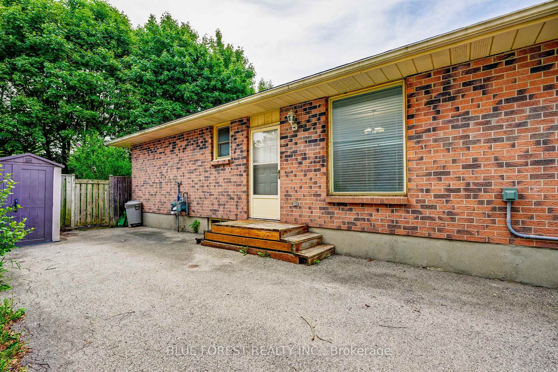 Photo 5 of 132 Ardsley Crescent, London, North I — HOMEH