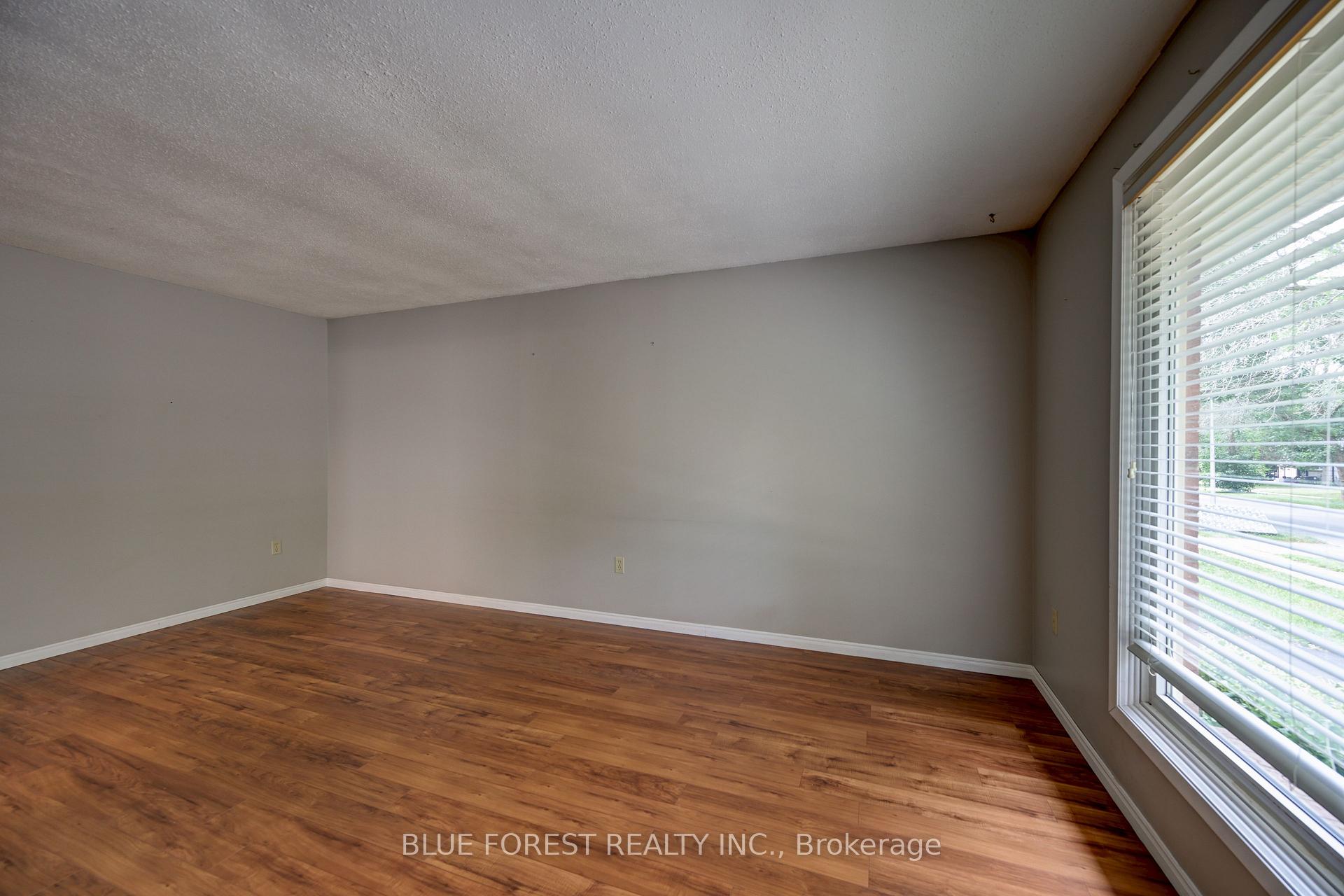Photo 7 of 132 Ardsley Crescent, London, North I — HOMEH
