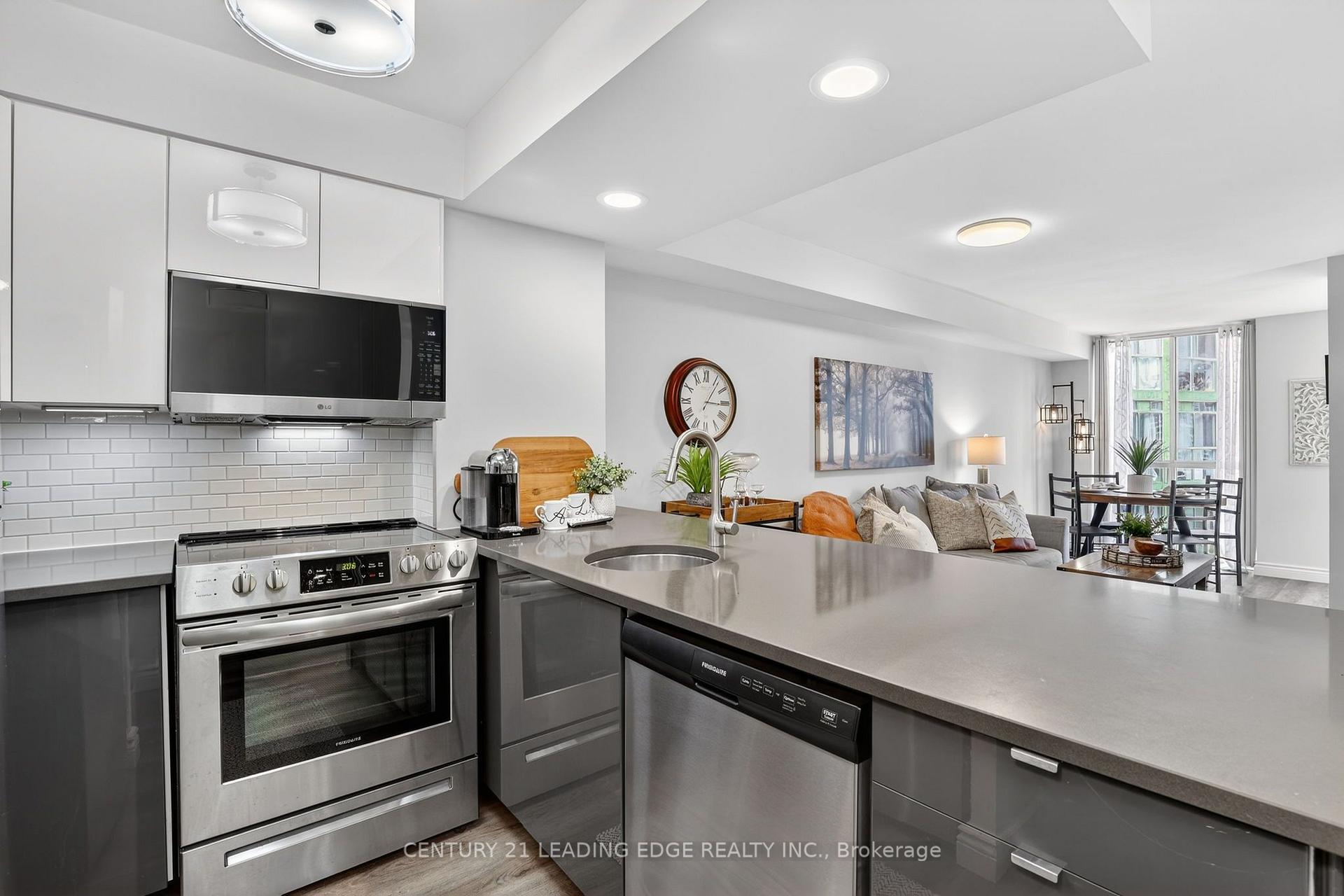 Photo 9 of Unit 903, 801 King Street W, Toronto, Niagara — HOMEH